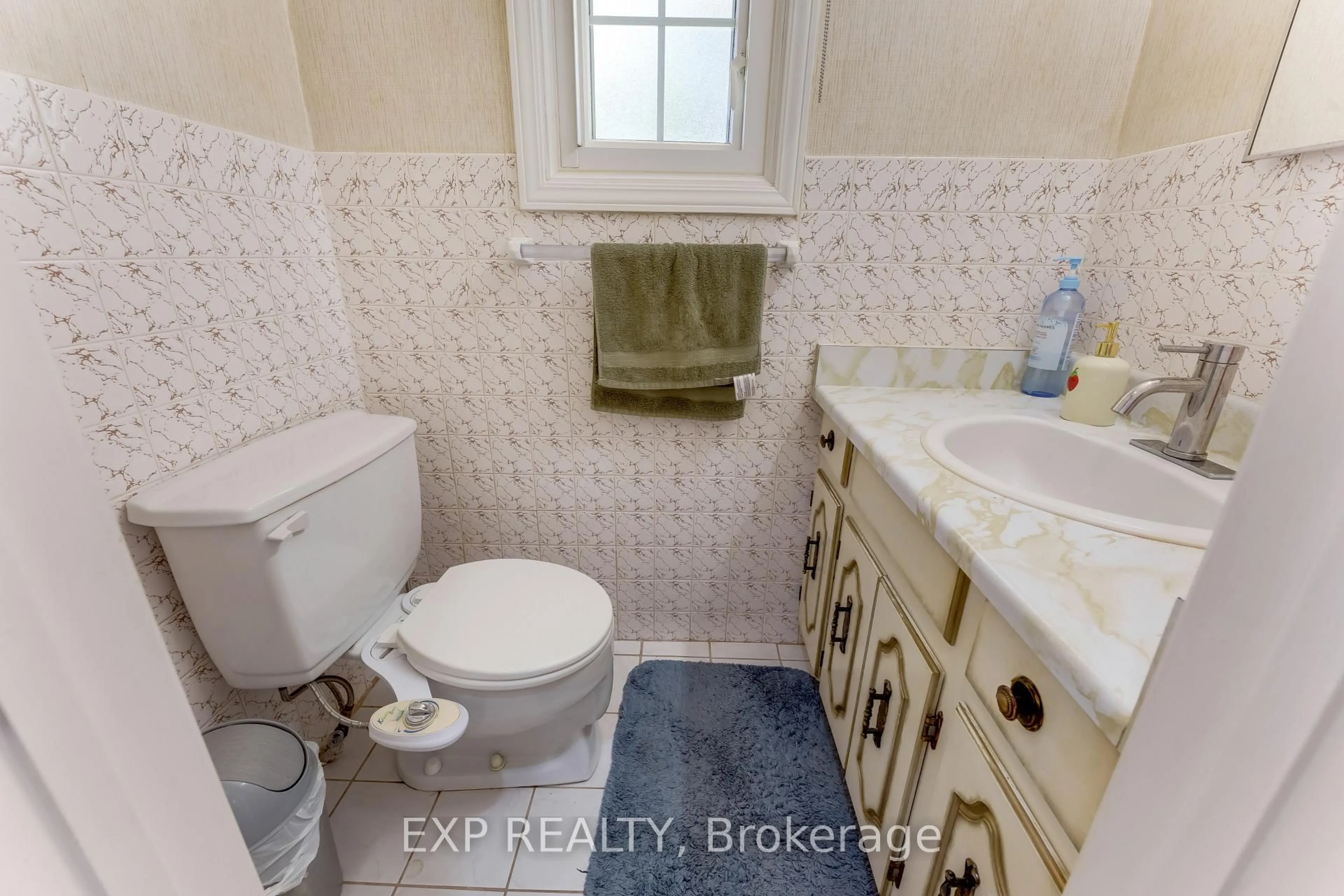 Standard bathroom, ceramic/tile floor for 2047 Hamilton Rd, London South Ontario N6M 1G1
