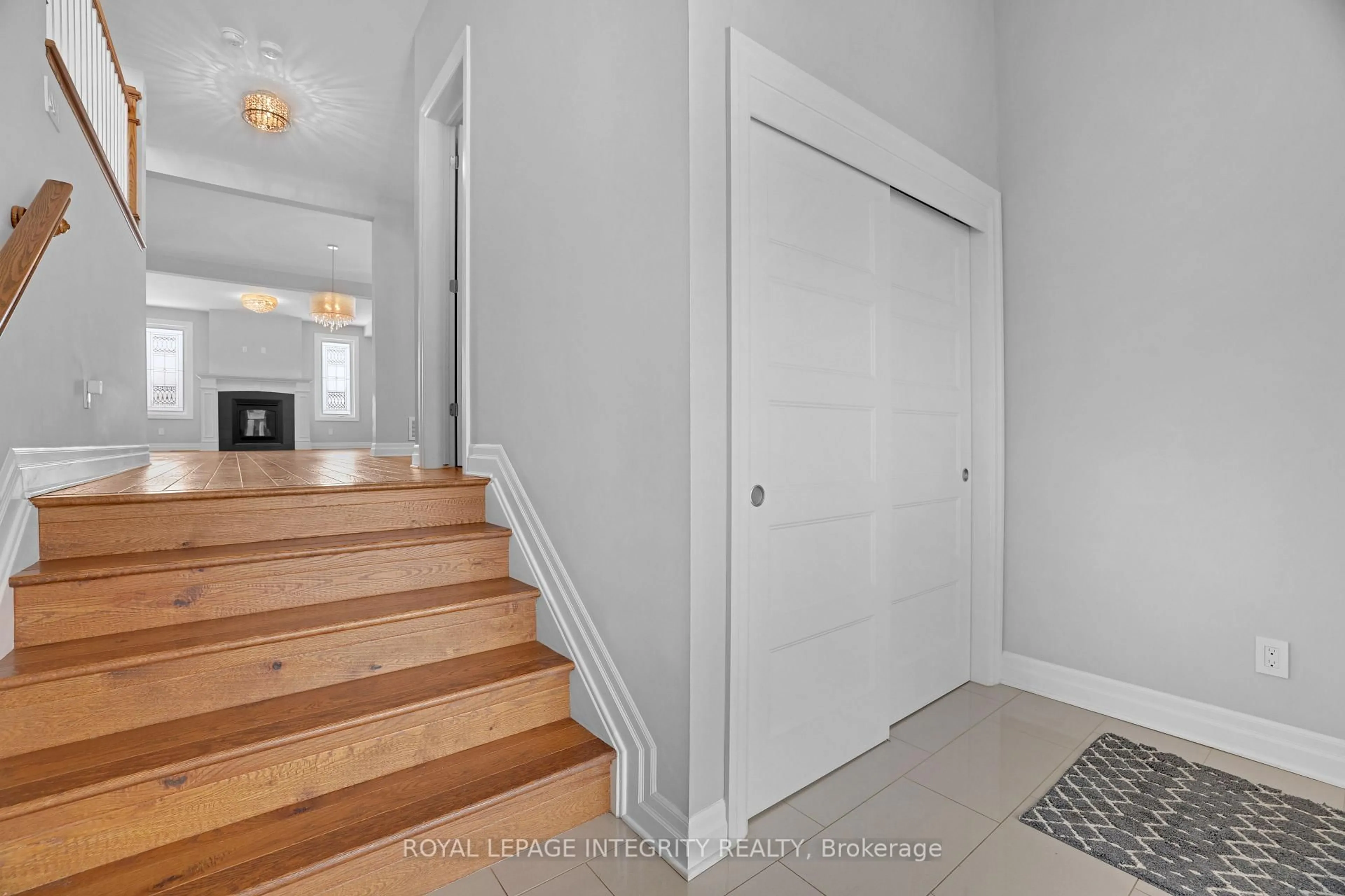 Indoor entryway for 508 Yellow Birch St, Orleans Ontario K1W 0J3