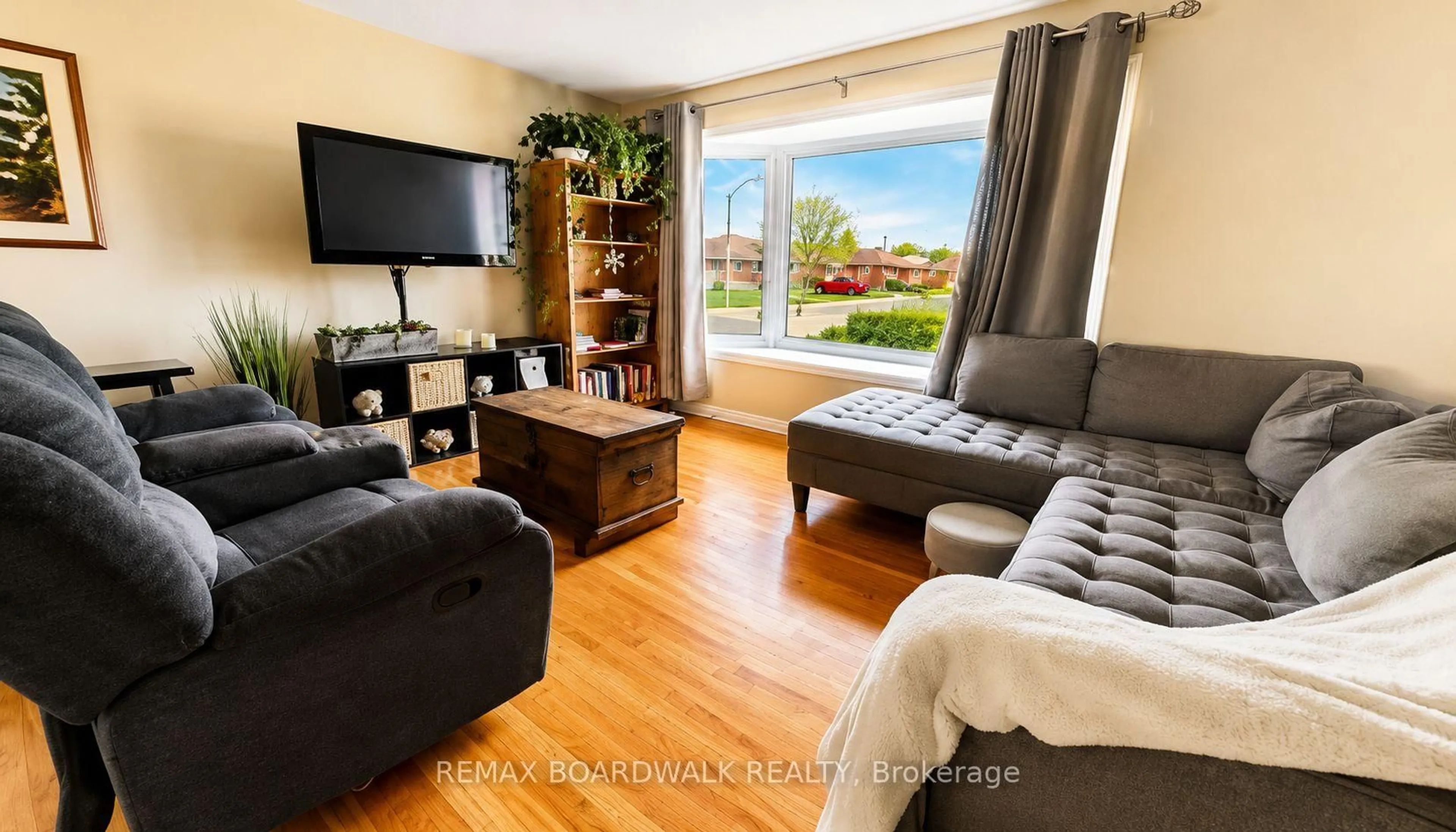 Living room with furniture, wood/laminate floor for 625 CLARKE Ave, Ottawa Ontario K1K 0Y6