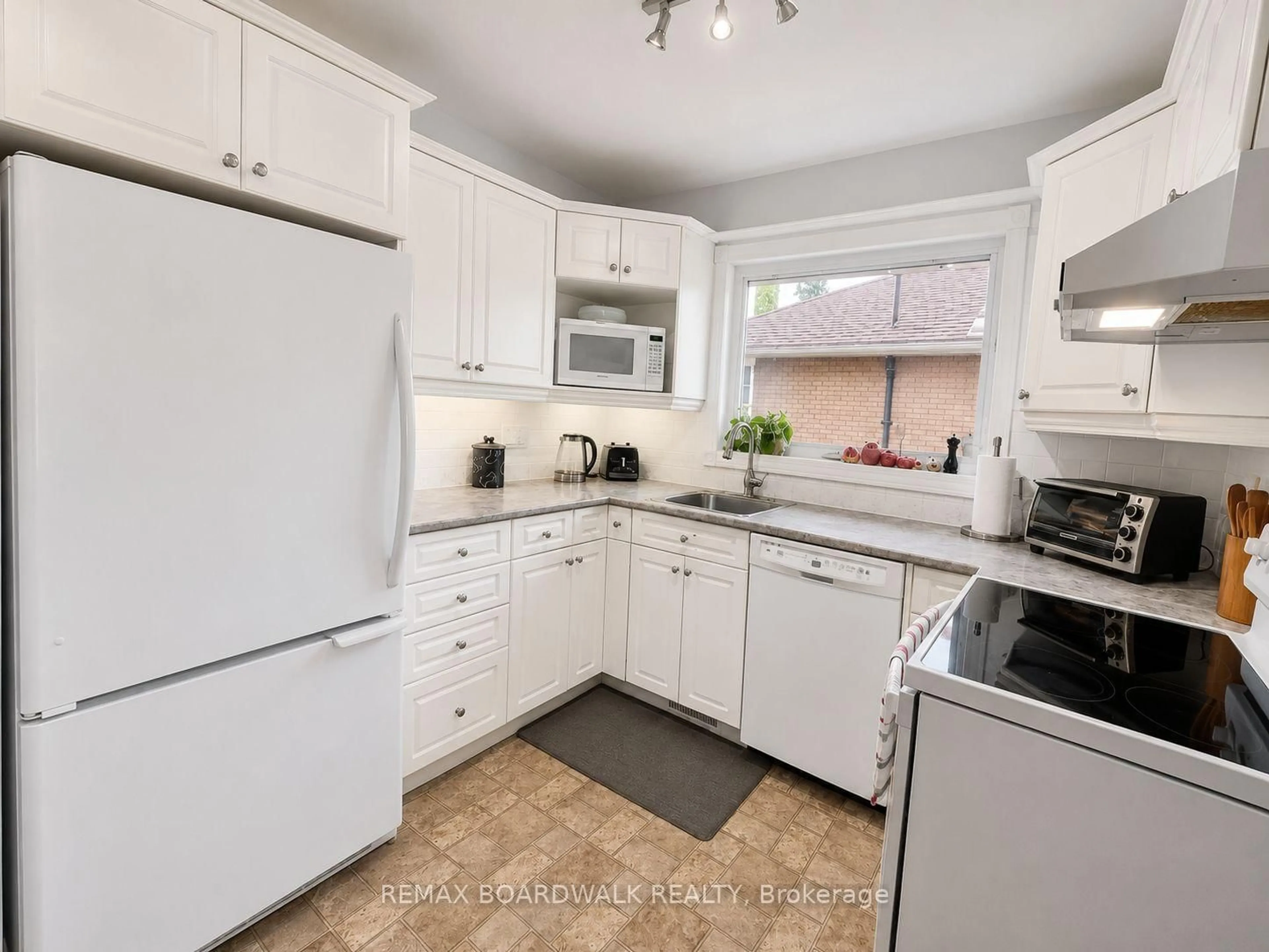 Standard kitchen, ceramic/tile floor for 625 CLARKE Ave, Ottawa Ontario K1K 0Y6