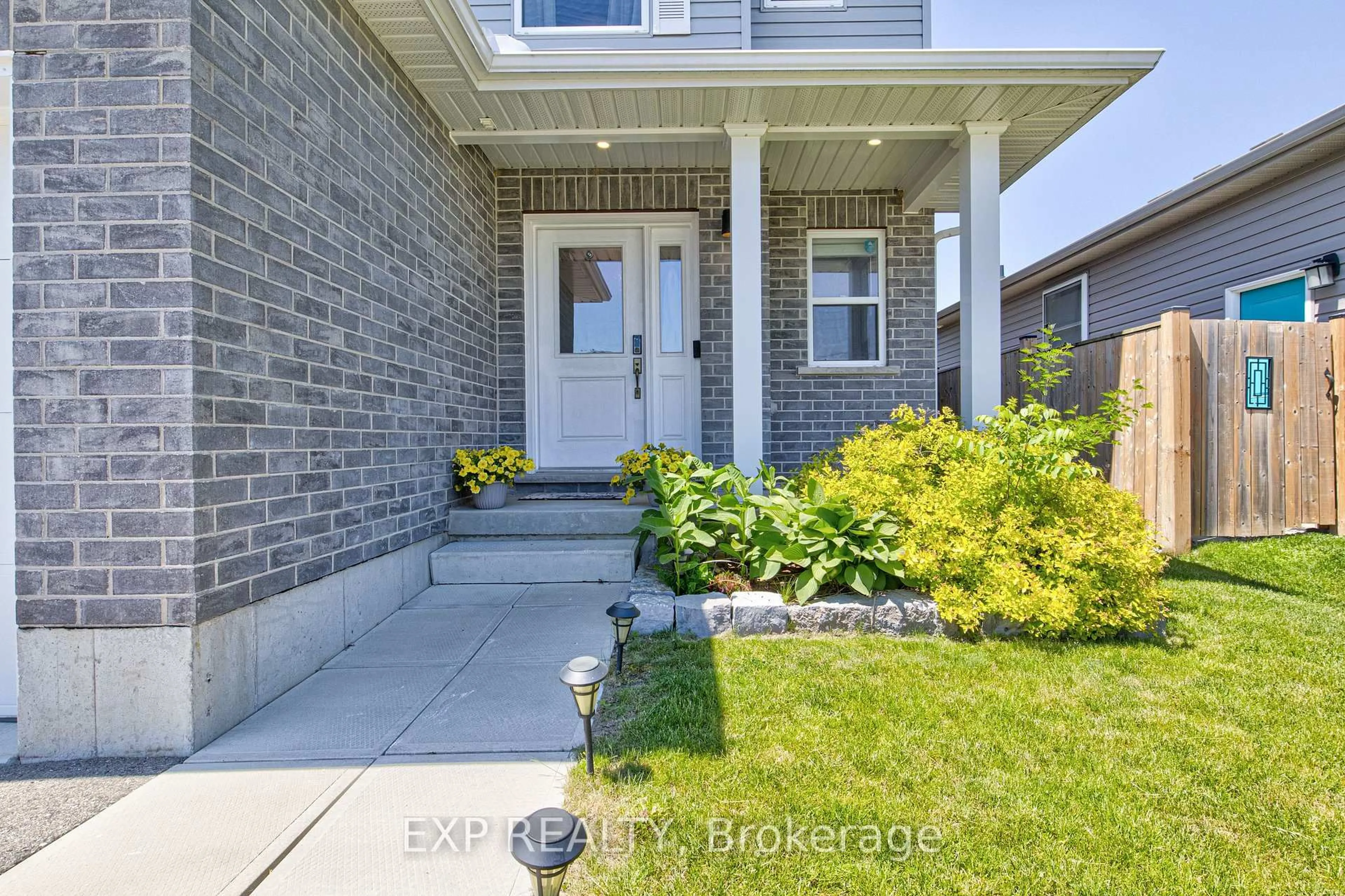 Indoor entryway for 18 Minler St, Ingersoll Ontario N5C 0C9