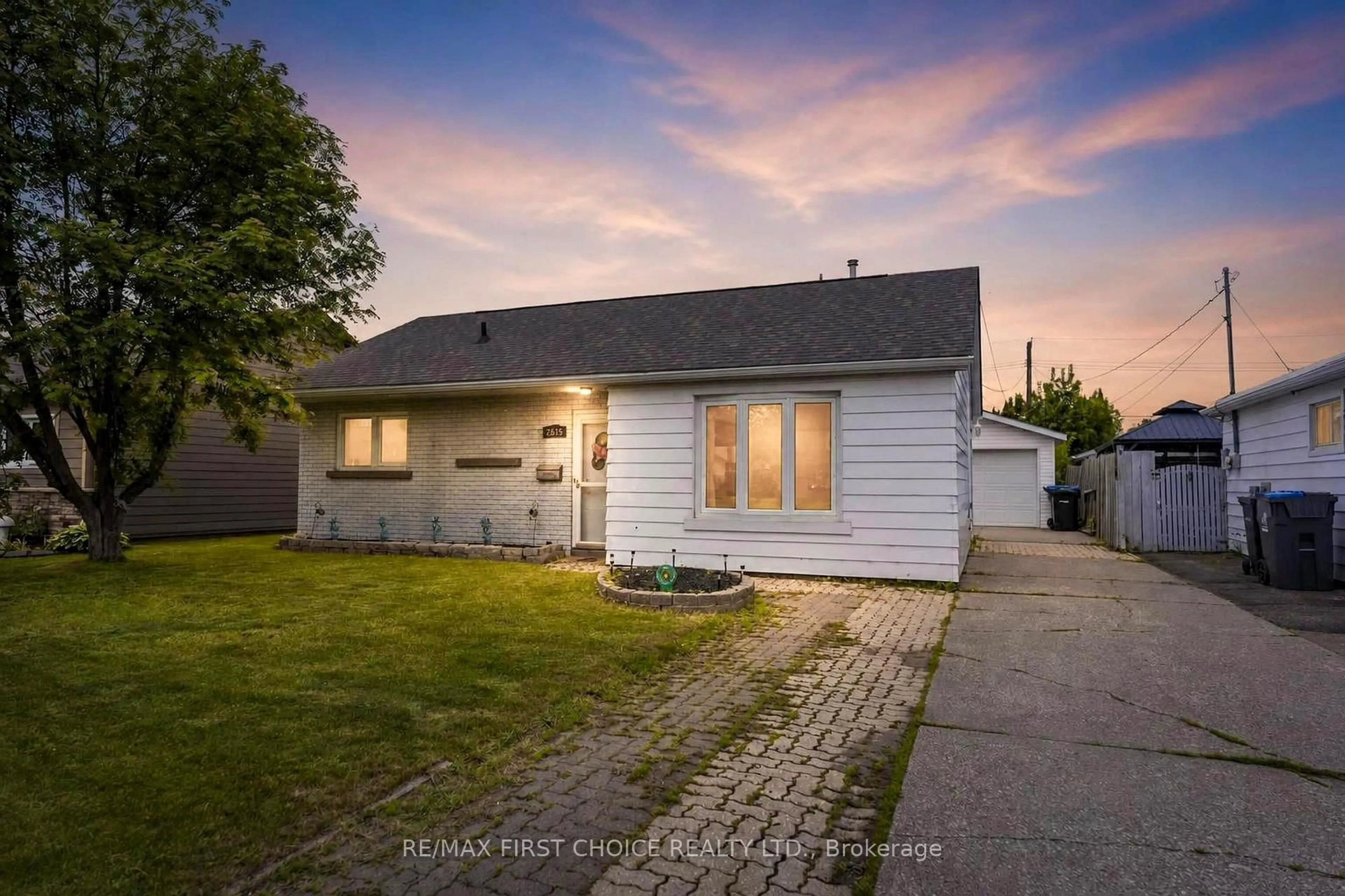 A pic from outside/outdoor area/front of a property/back of a property/a pic from drone, street for 2645 Isabella St, Thunder Bay Ontario P7E 5C9