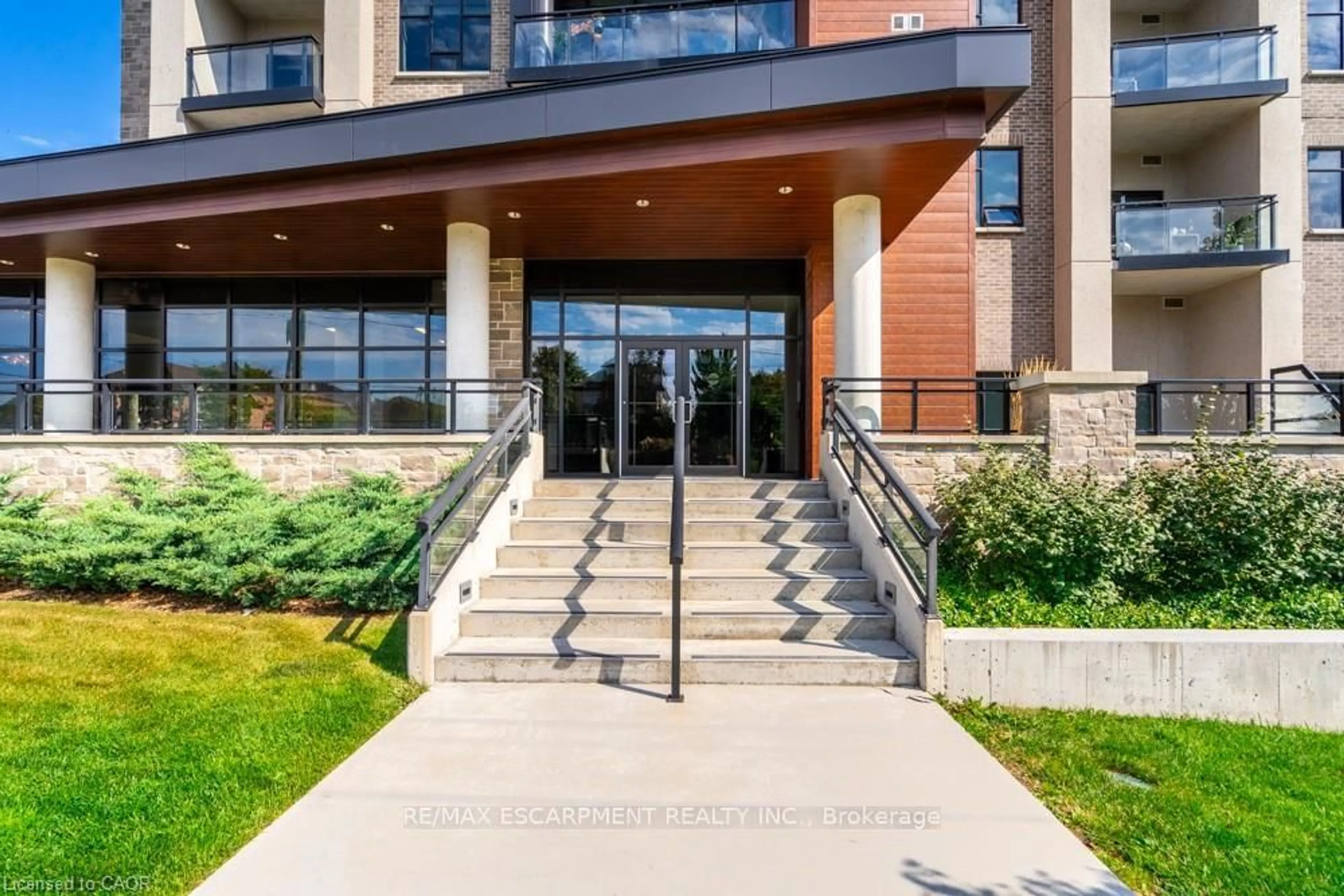 Indoor foyer for 30 Hamilton St #213, Hamilton Ontario L8B 1V8