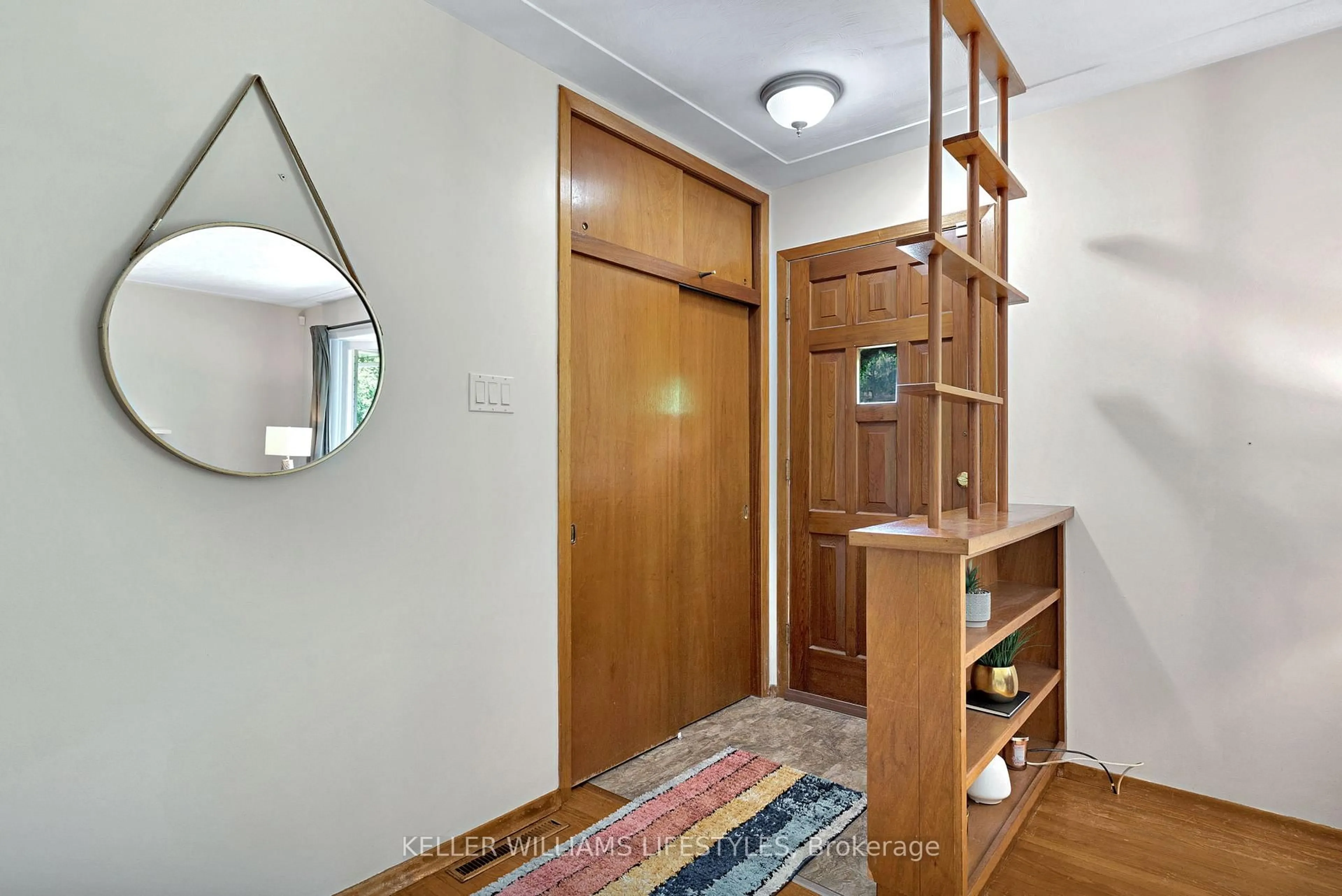 Indoor foyer for 564 CHIDDINGTON Ave, London South Ontario N6C 2W5