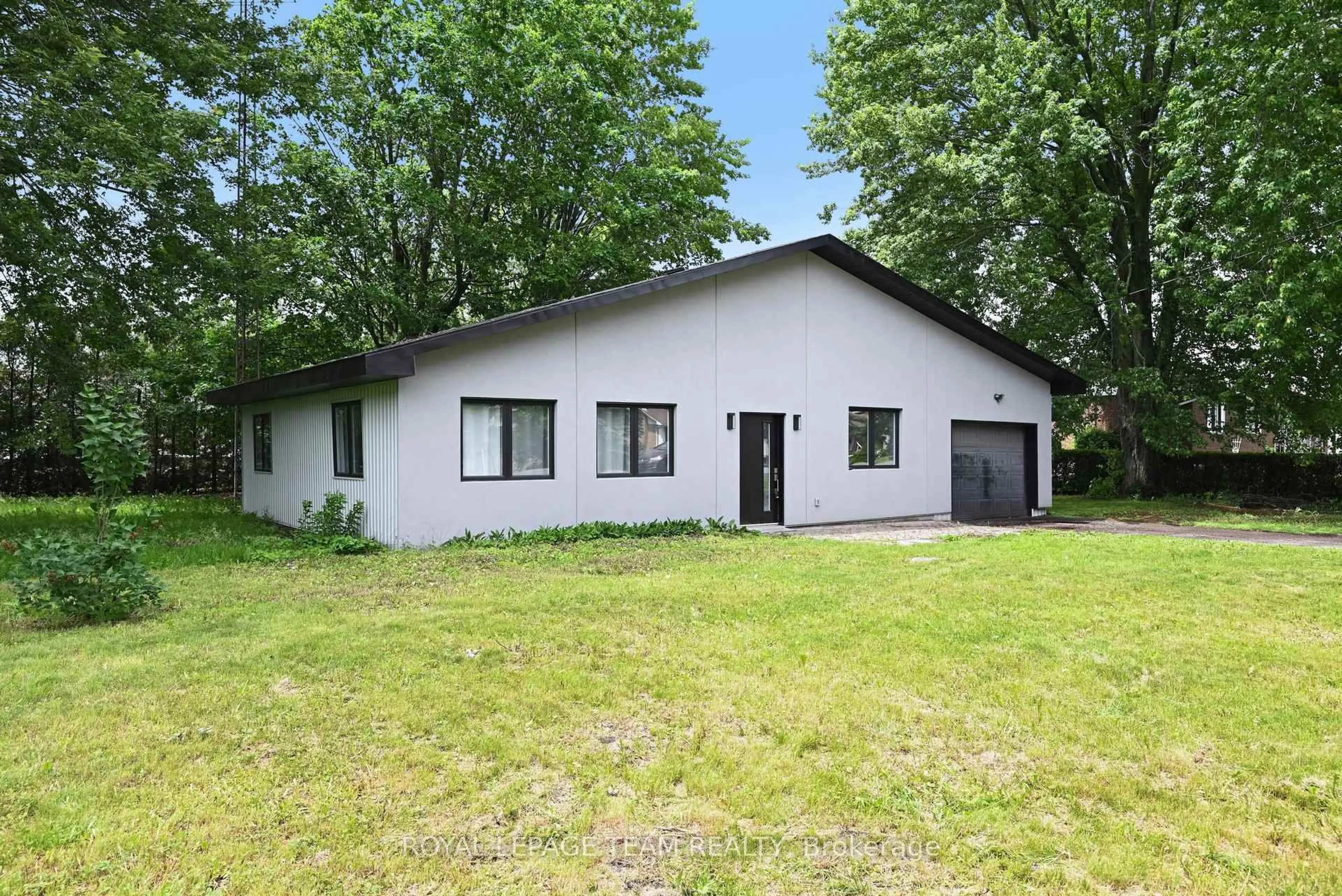 Home with vinyl exterior material, unknown for 12284 County Road 18 Rd, South Dundas Ontario K0C 2H0