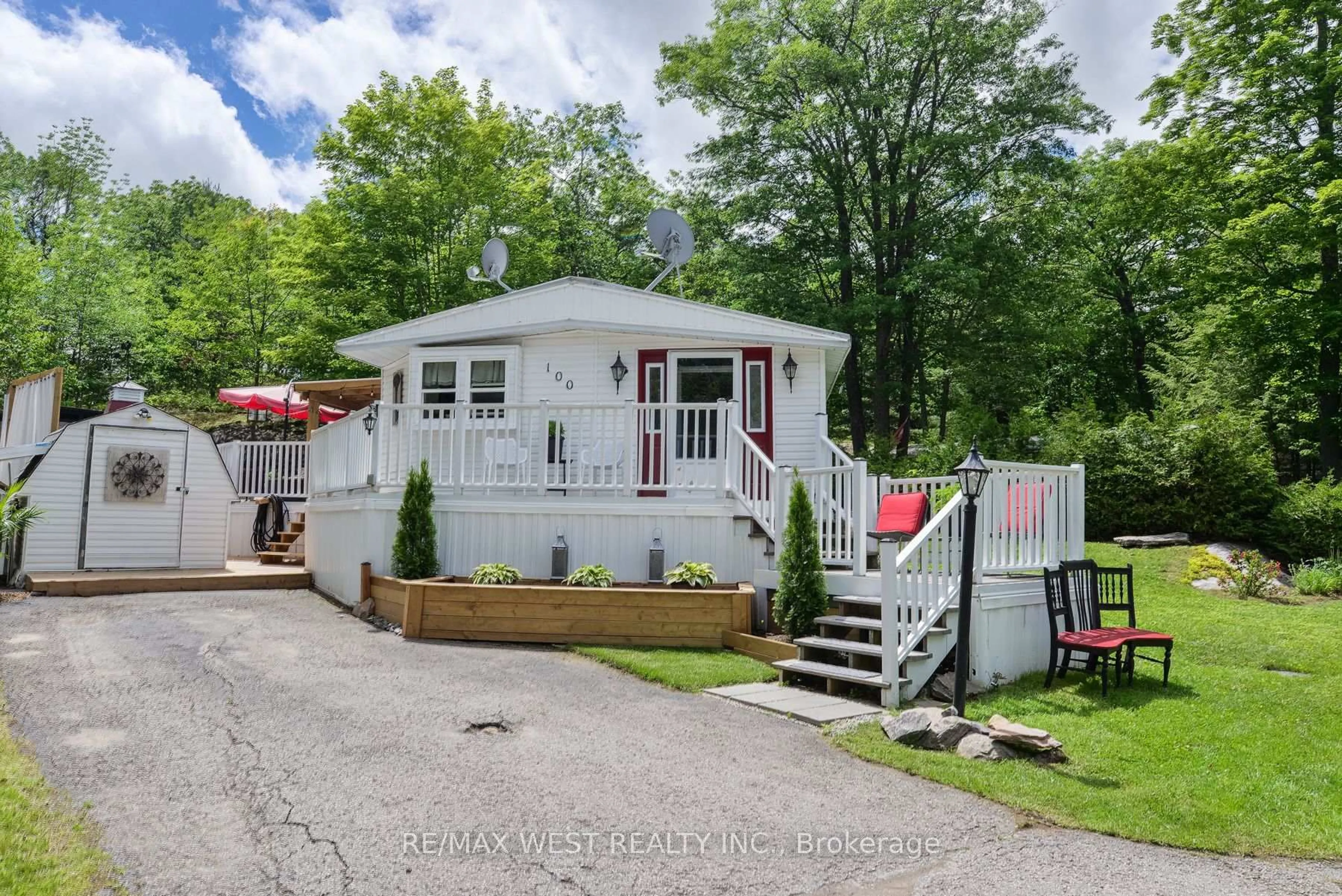 Home with vinyl exterior material, unknown for 1007 Racoon Rd #100, Gravenhurst Ontario P1P 0C4