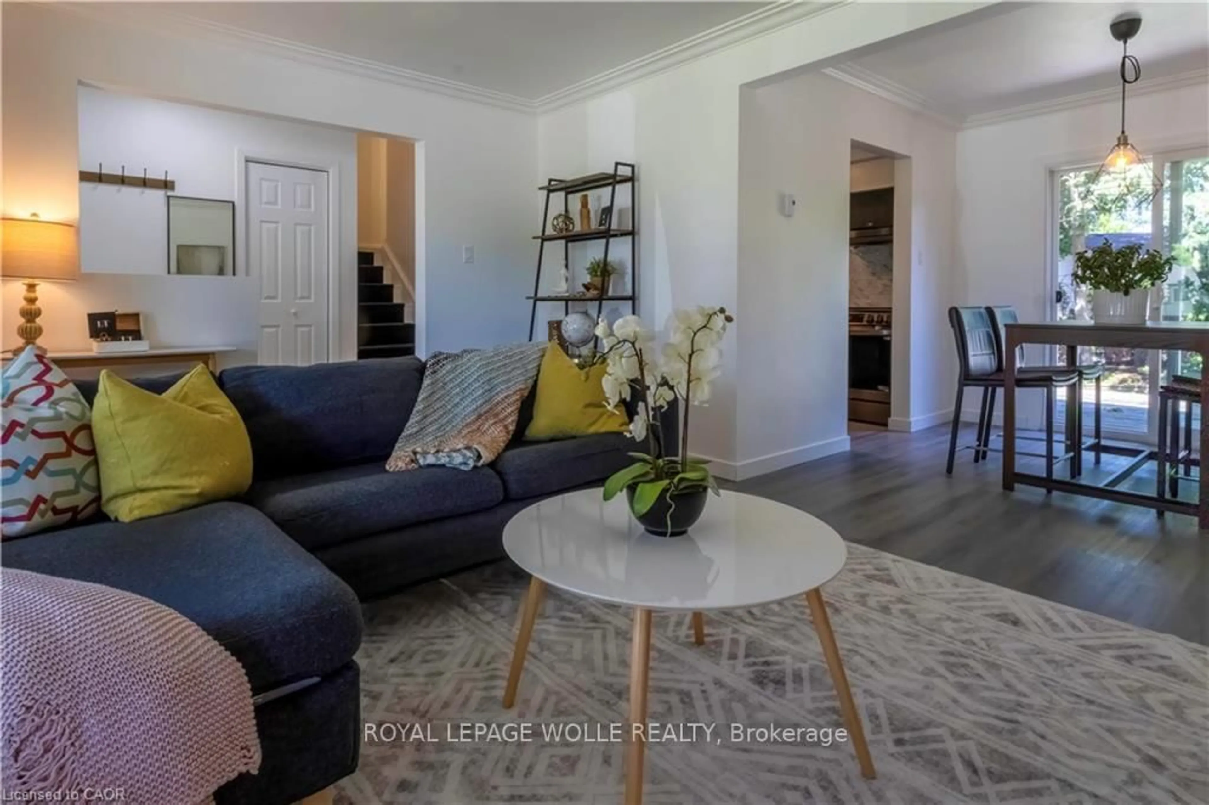 Living room with furniture, unknown for 34 Golfview Rd, Guelph Ontario N1E 1A6