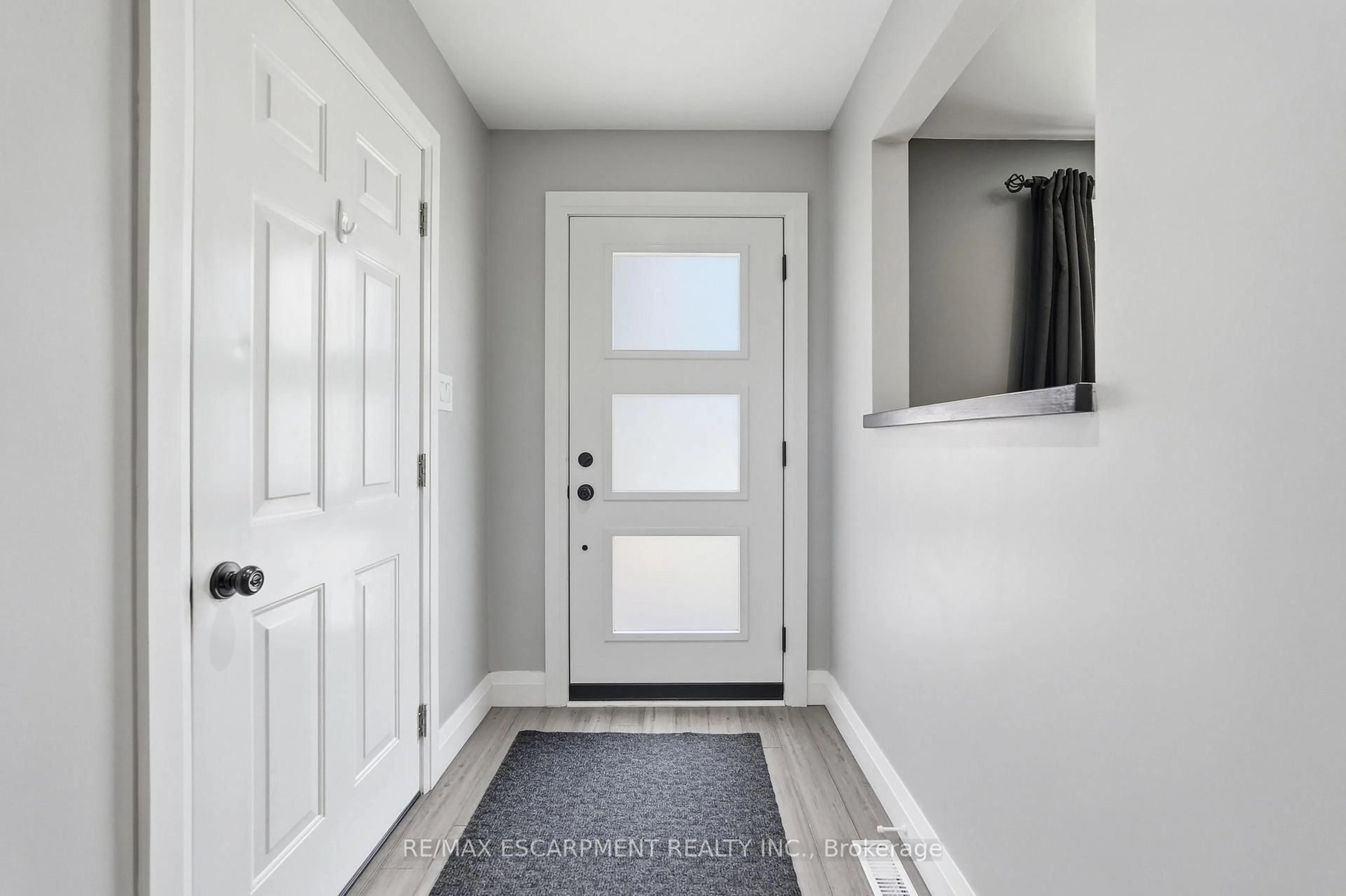 Indoor entryway for 53 Glaceport Ave, Hamilton Ontario L9H 7E2