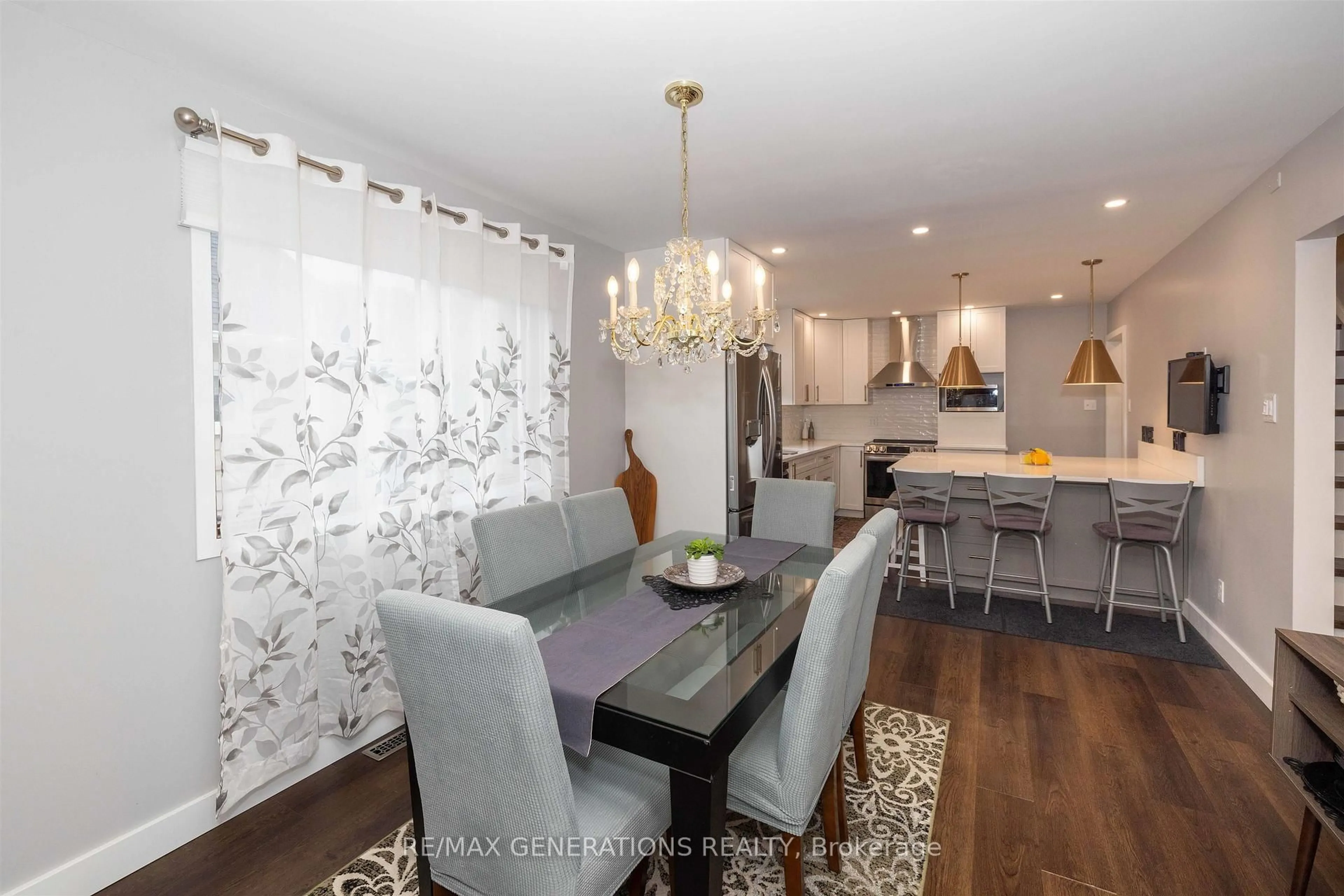 Dining room, wood/laminate floor for 361 Adams St, Thunder Bay Ontario P7A 1B6
