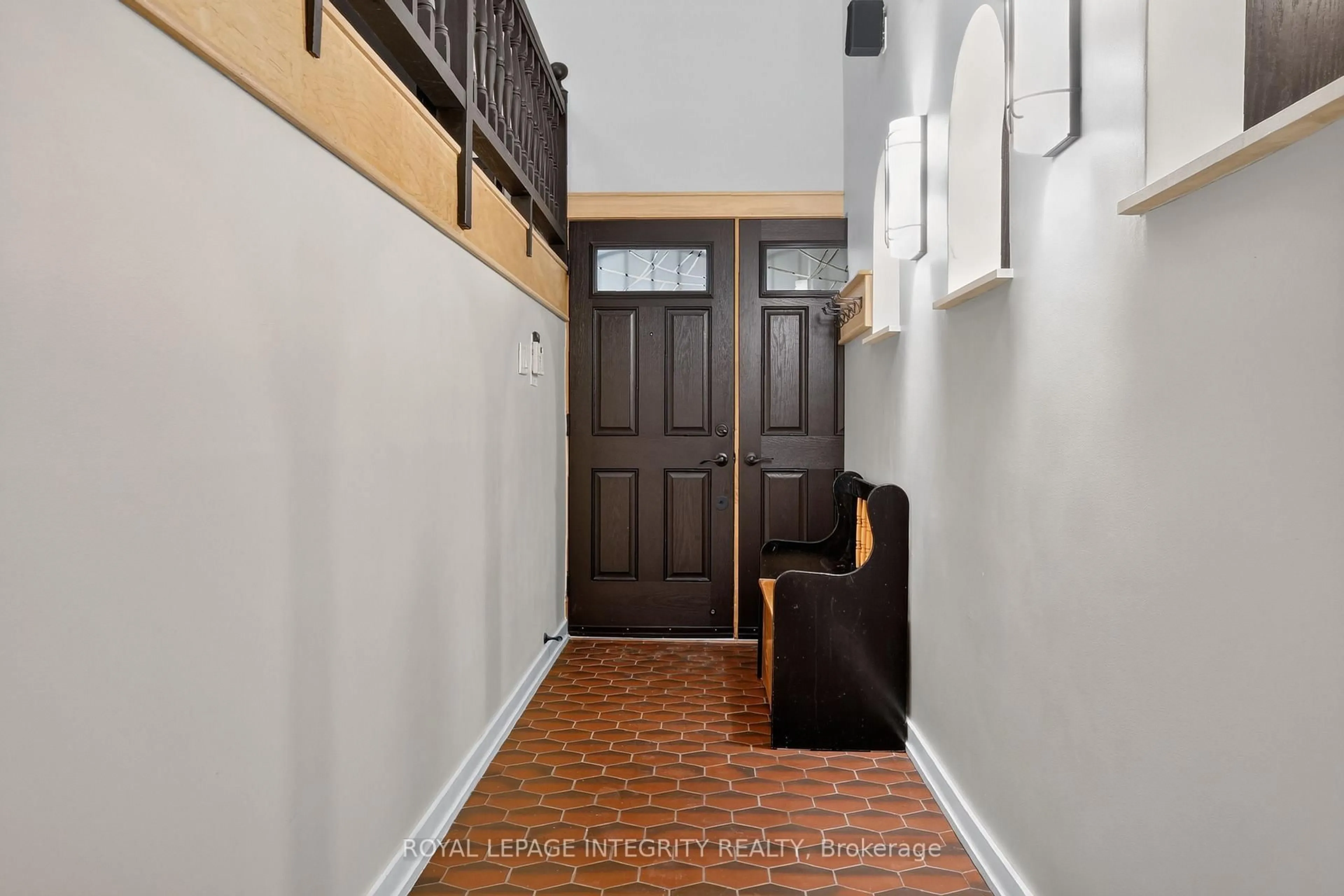 Indoor foyer for 954 WATSON St, Ottawa Ontario K2B 6C2