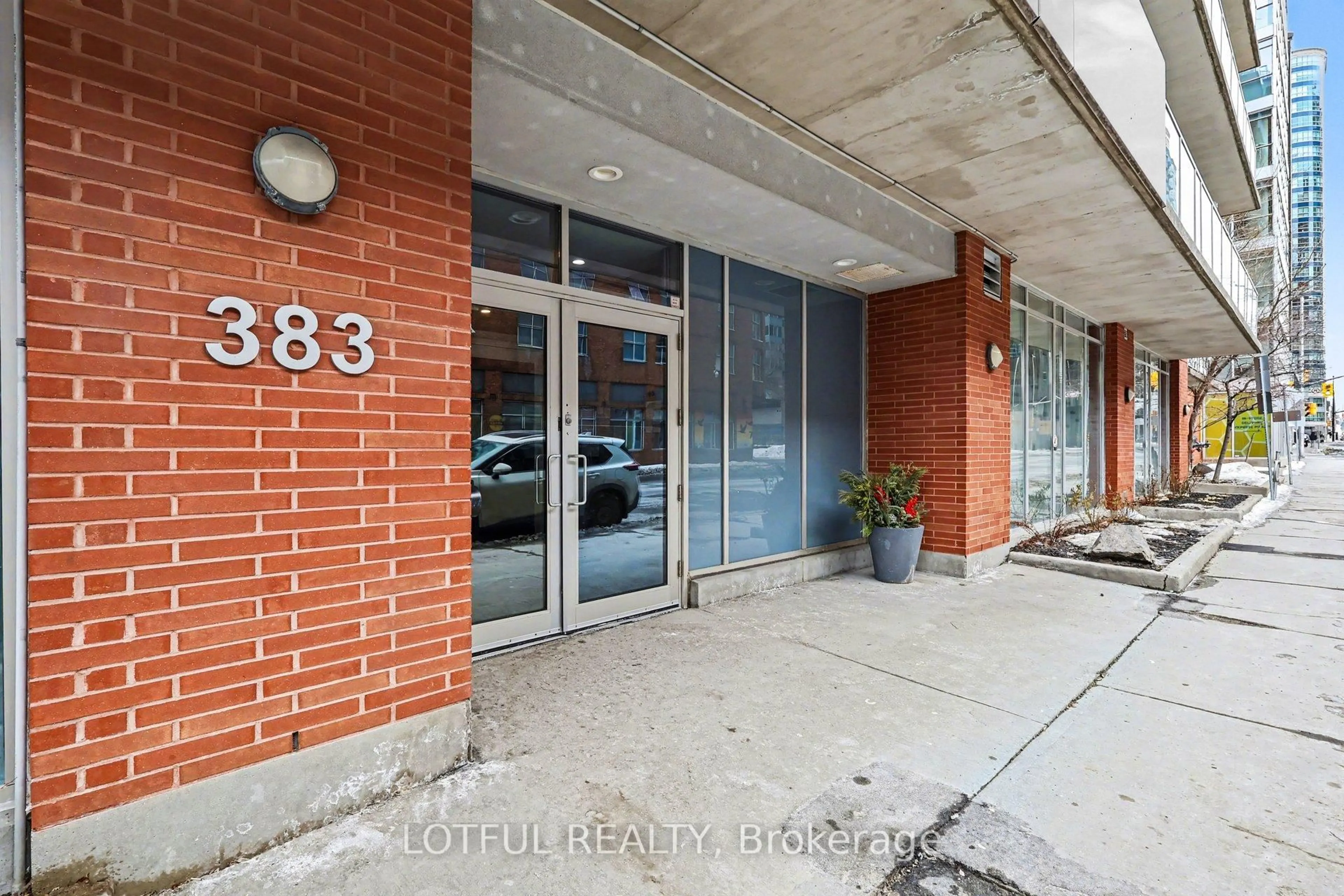 Indoor foyer for 383 Cumberland St #201, Ottawa Ontario K1N 1J7