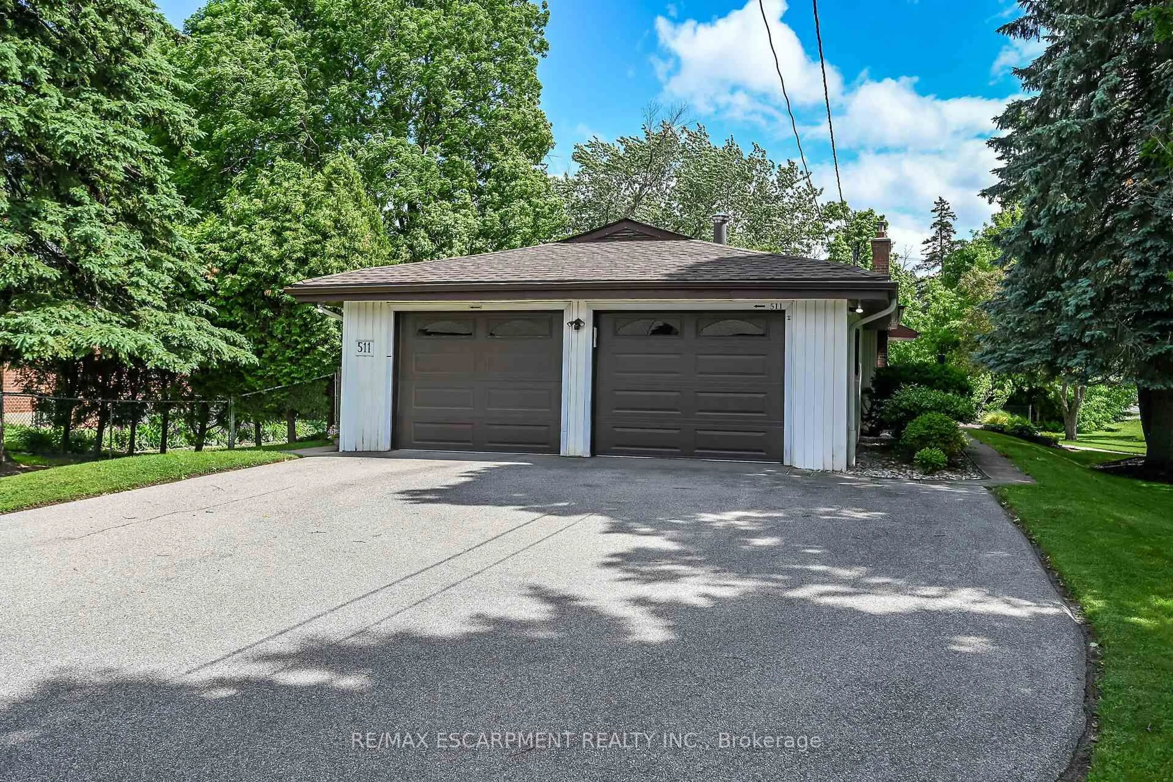 Indoor garage for 511 FIDDLERS GREEN Rd, Hamilton Ontario L9G 1X3