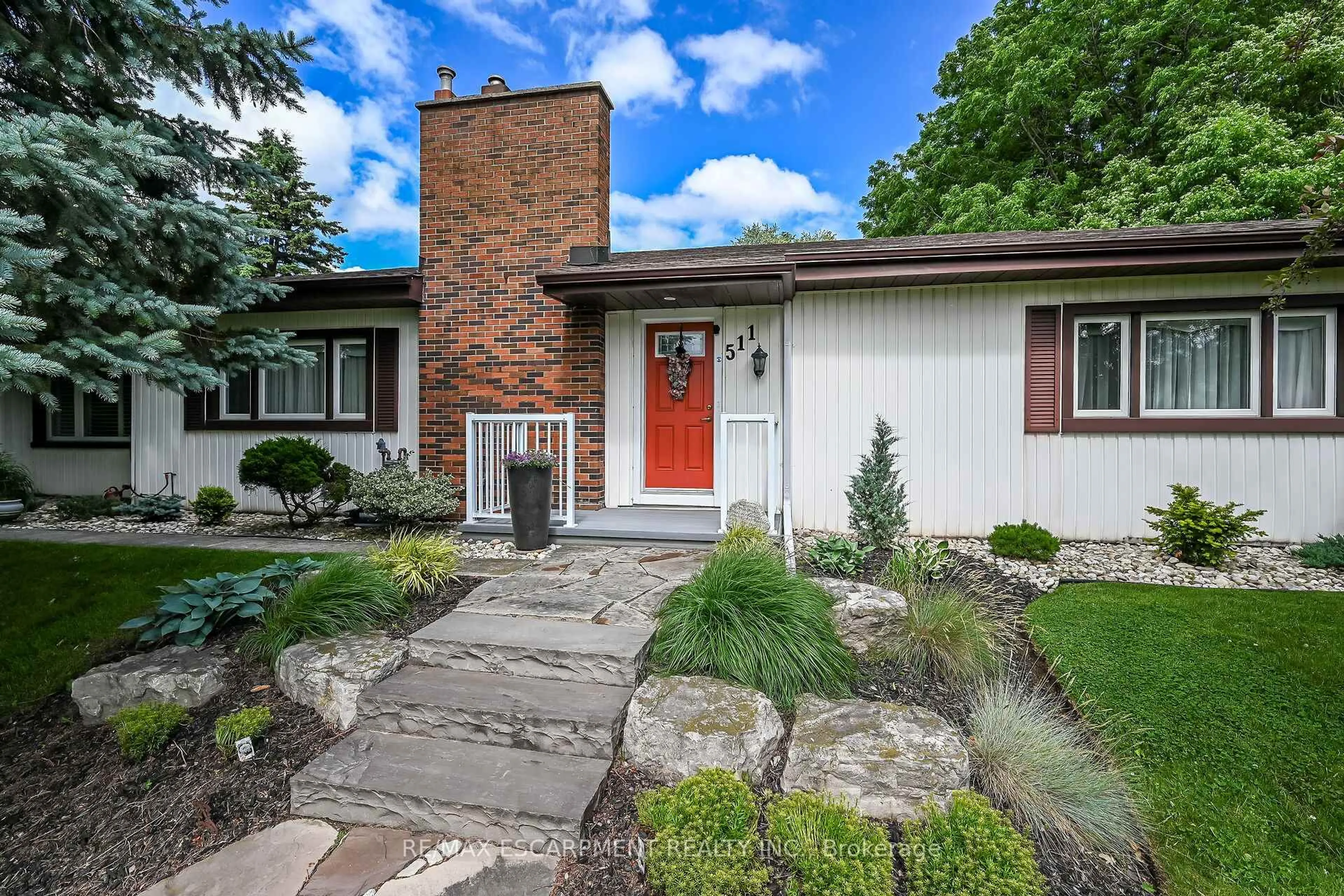 Home with brick exterior material, street for 511 FIDDLERS GREEN Rd, Hamilton Ontario L9G 1X3