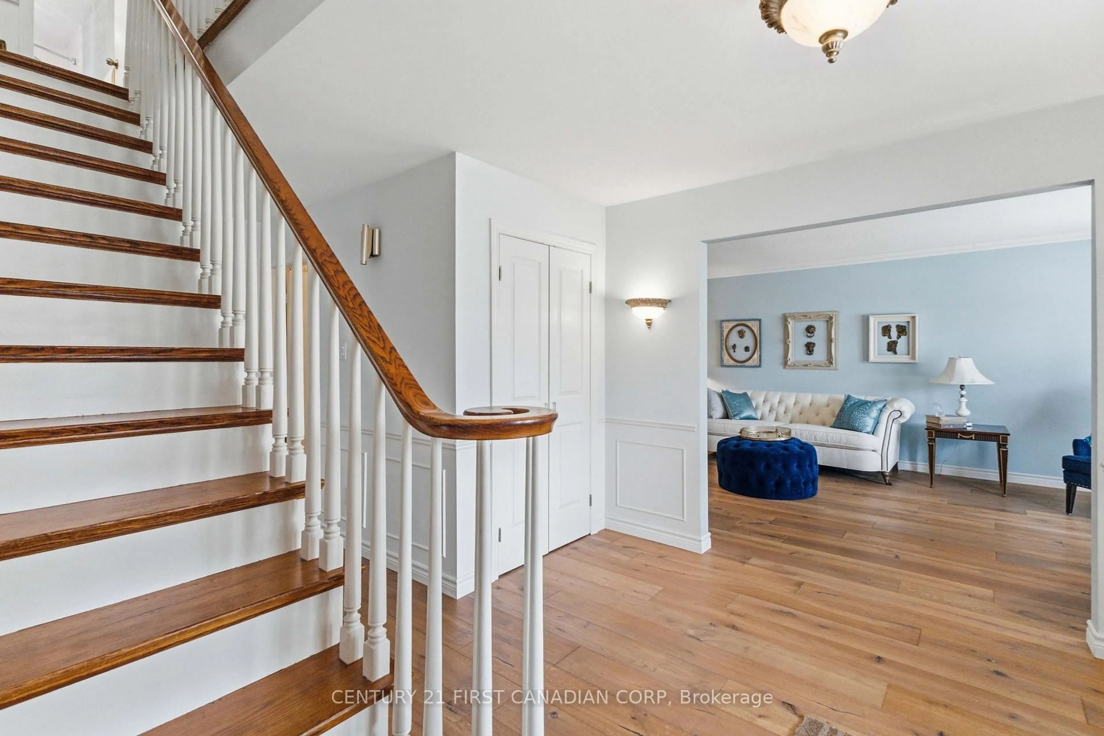 Indoor entryway for 1080 Viscount Rd, London South Ontario N6K 1H8