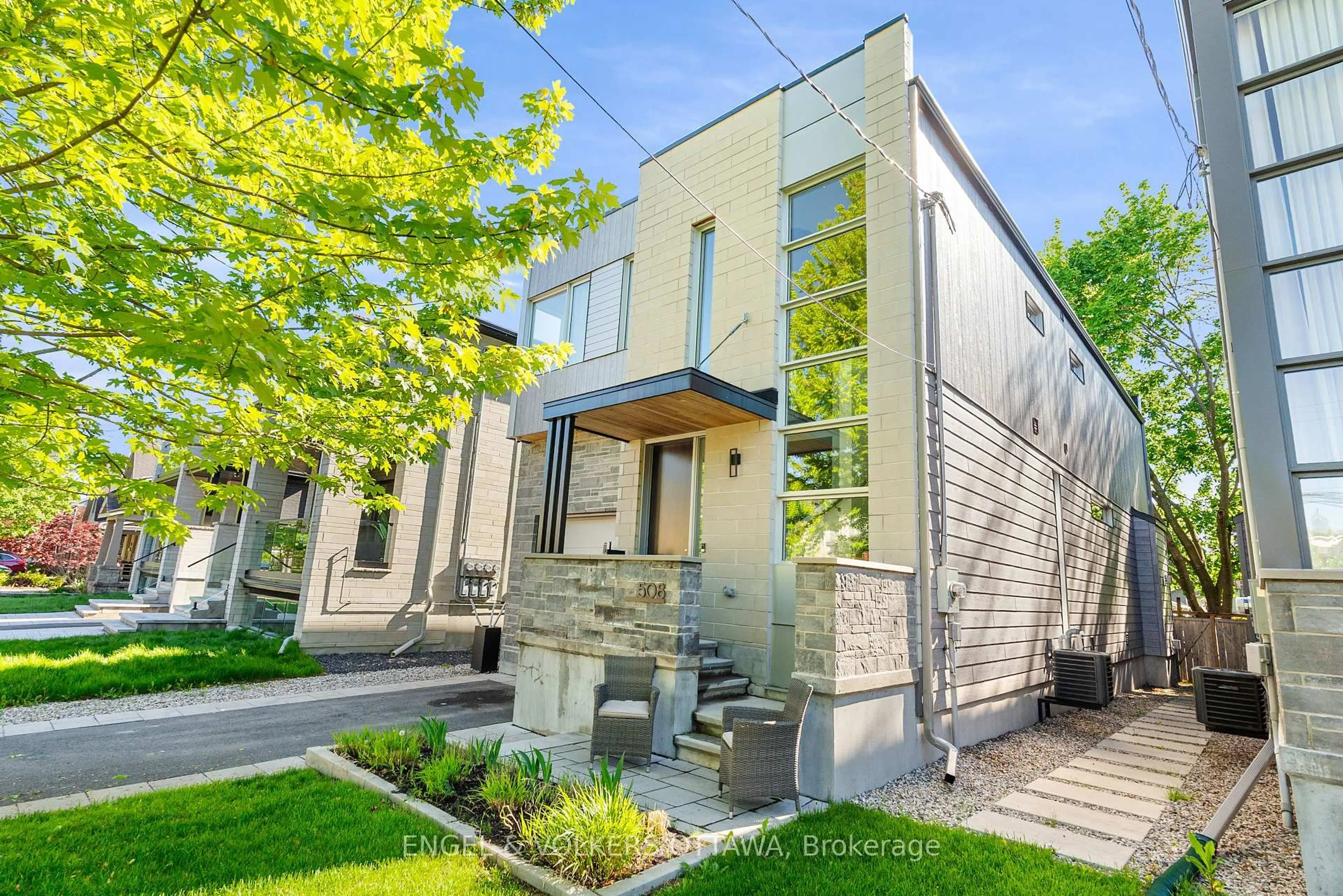 Home with vinyl exterior material, street for 508 Roosevelt Ave, Ottawa Ontario K2A 1Z8