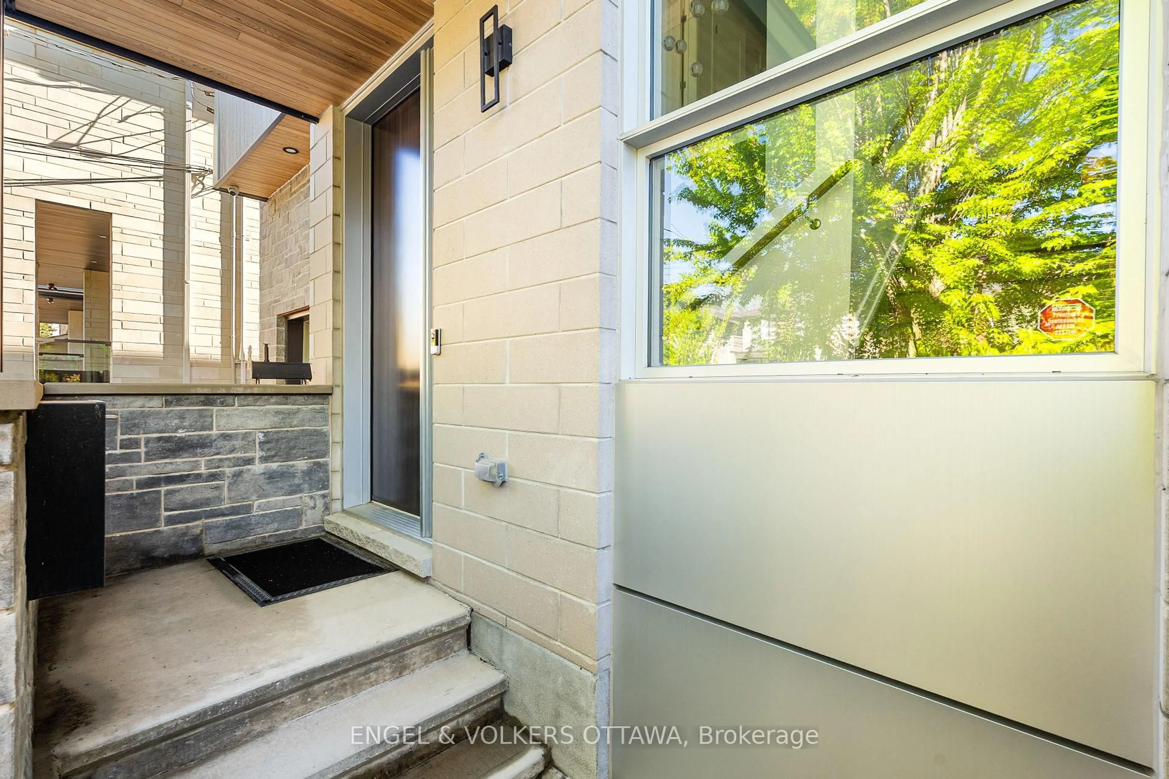 Indoor entryway for 508 Roosevelt Ave, Ottawa Ontario K2A 1Z8