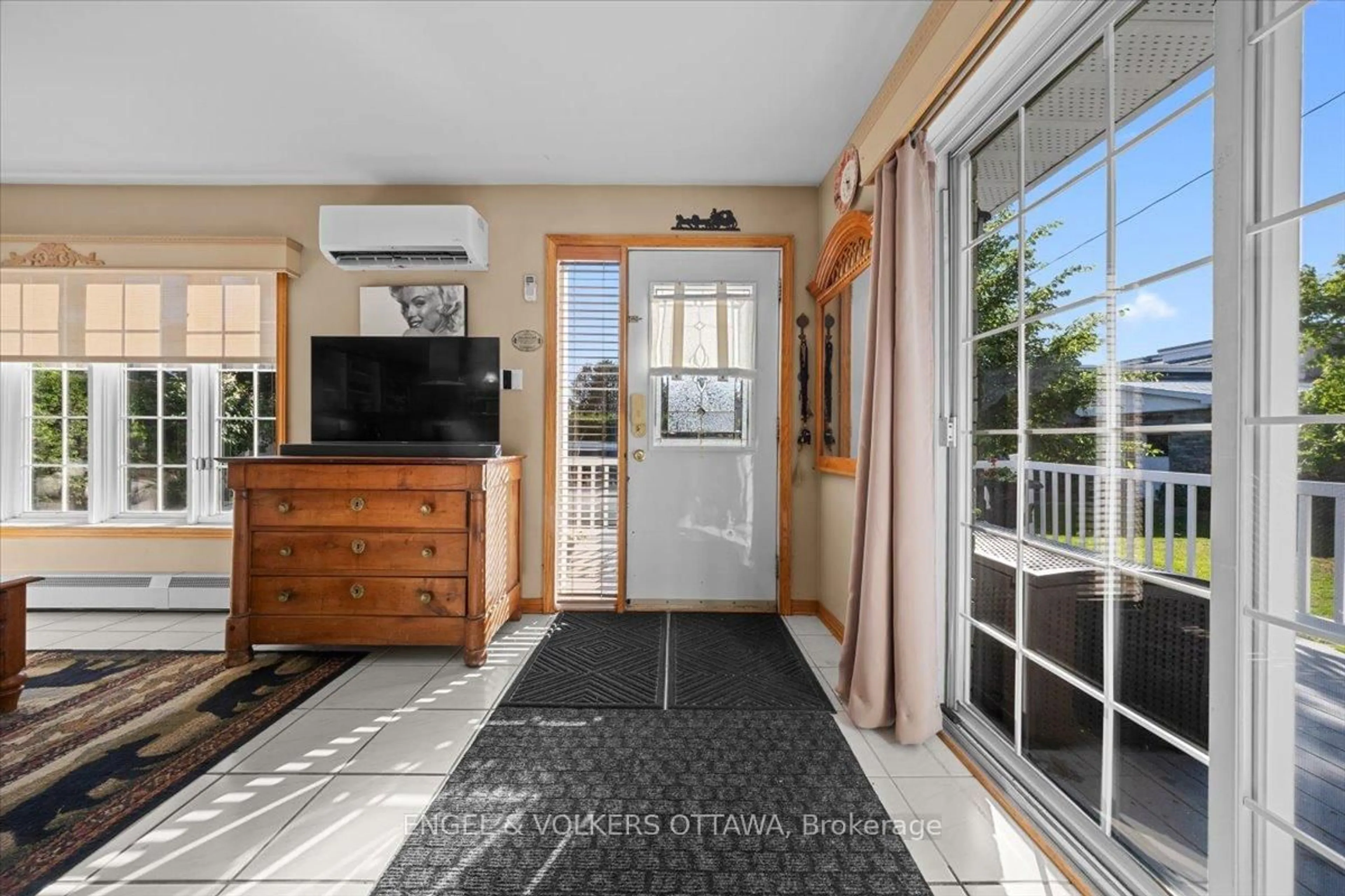 Indoor entryway for 528 St Lawrence St, North Dundas Ontario K0C 2K0