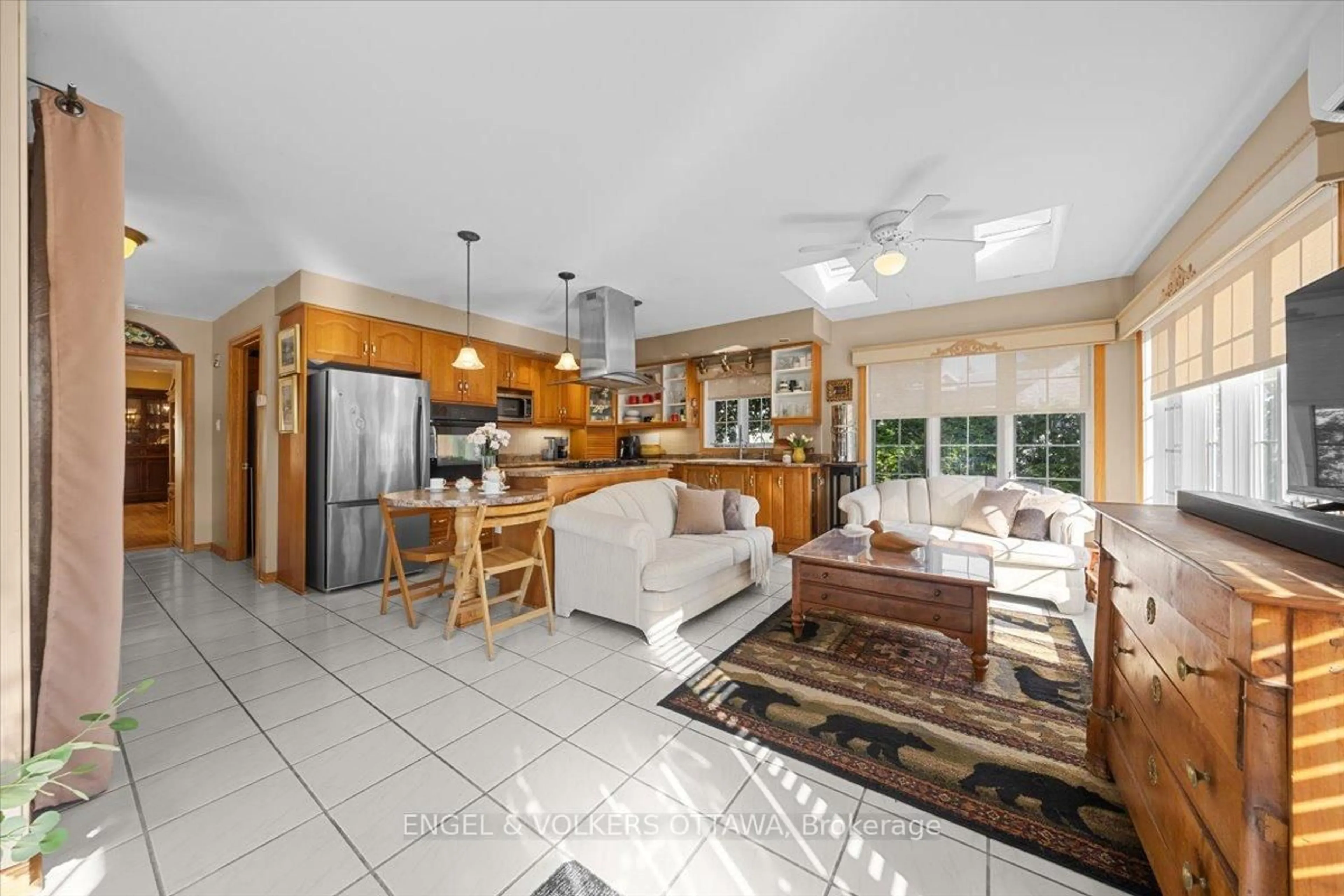 Open concept kitchen, ceramic/tile floor for 528 St Lawrence St, North Dundas Ontario K0C 2K0
