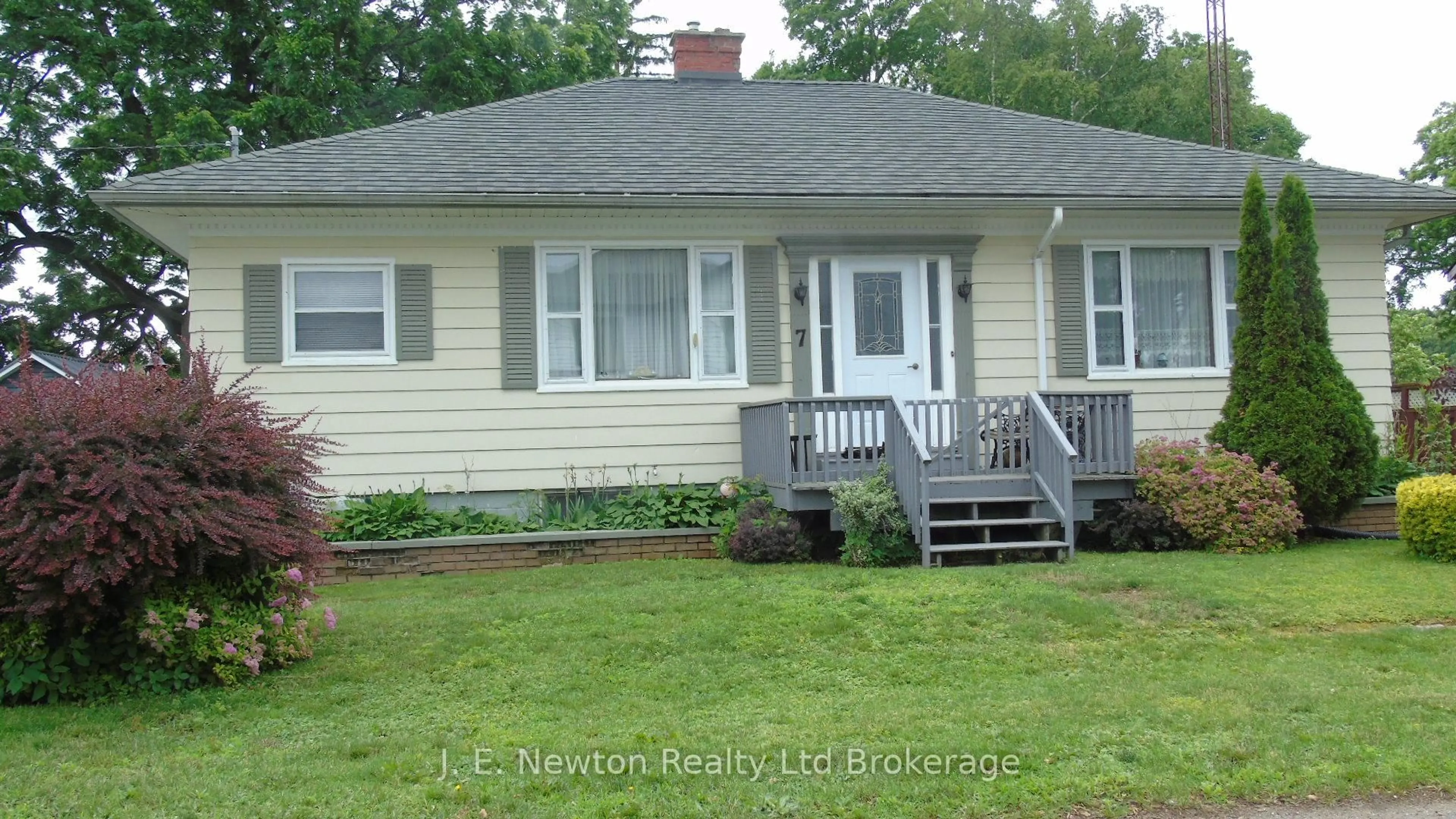 Home with vinyl exterior material, street for 7 Adams St, Norfolk Ontario N0J 1E0