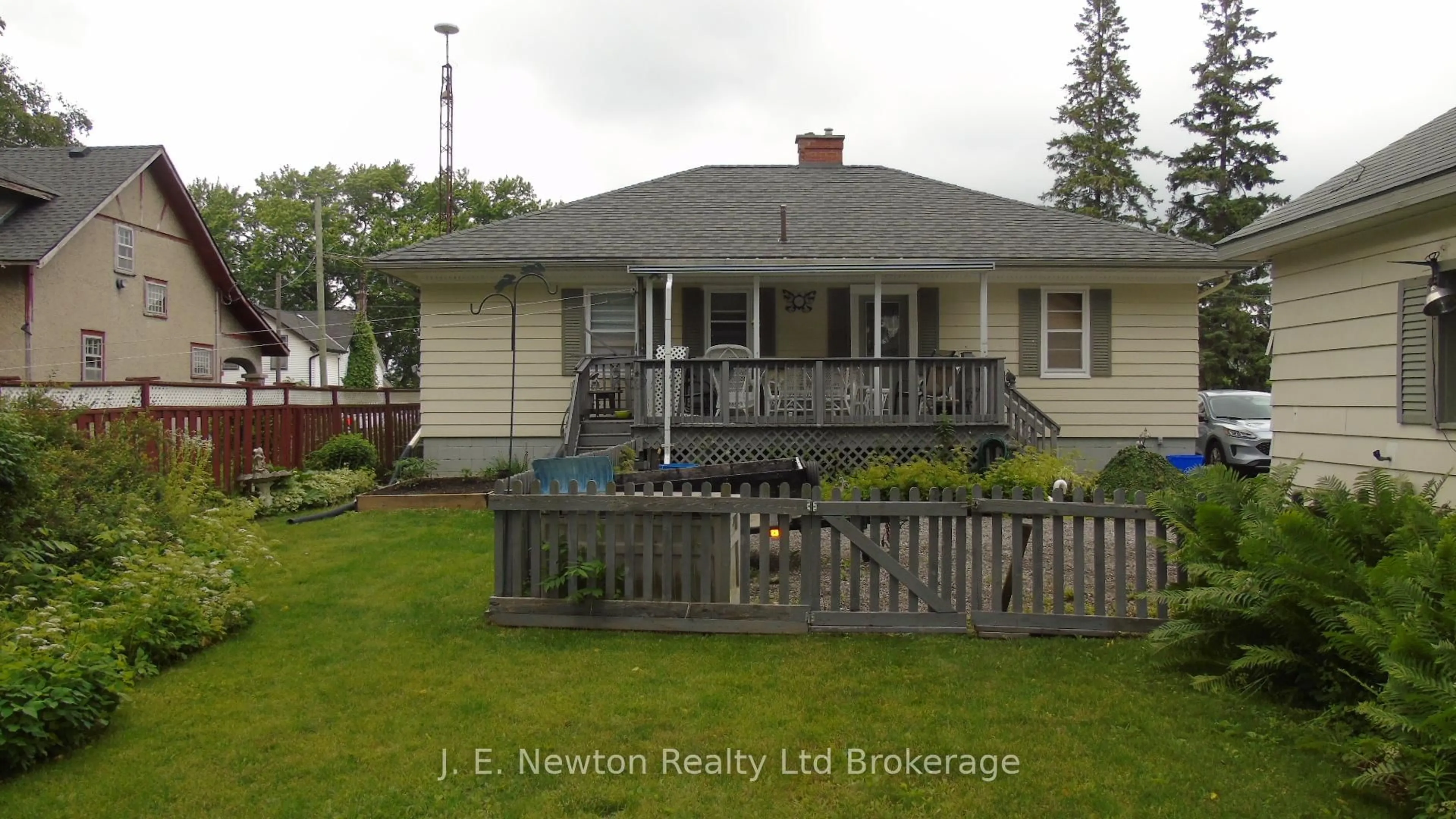 A pic from outside/outdoor area/front of a property/back of a property/a pic from drone, street for 7 Adams St, Norfolk Ontario N0J 1E0