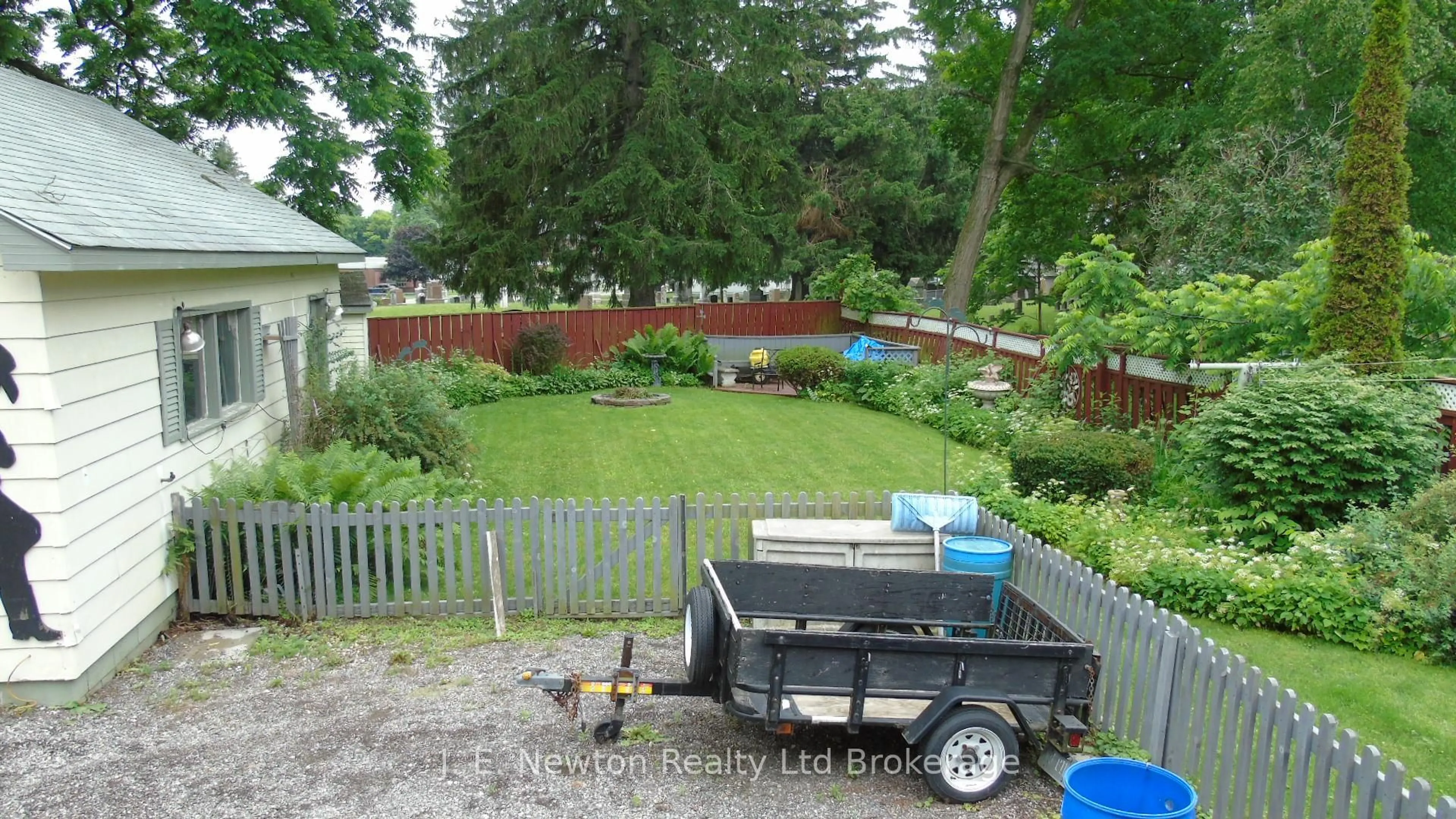 A pic from outside/outdoor area/front of a property/back of a property/a pic from drone, street for 7 Adams St, Norfolk Ontario N0J 1E0