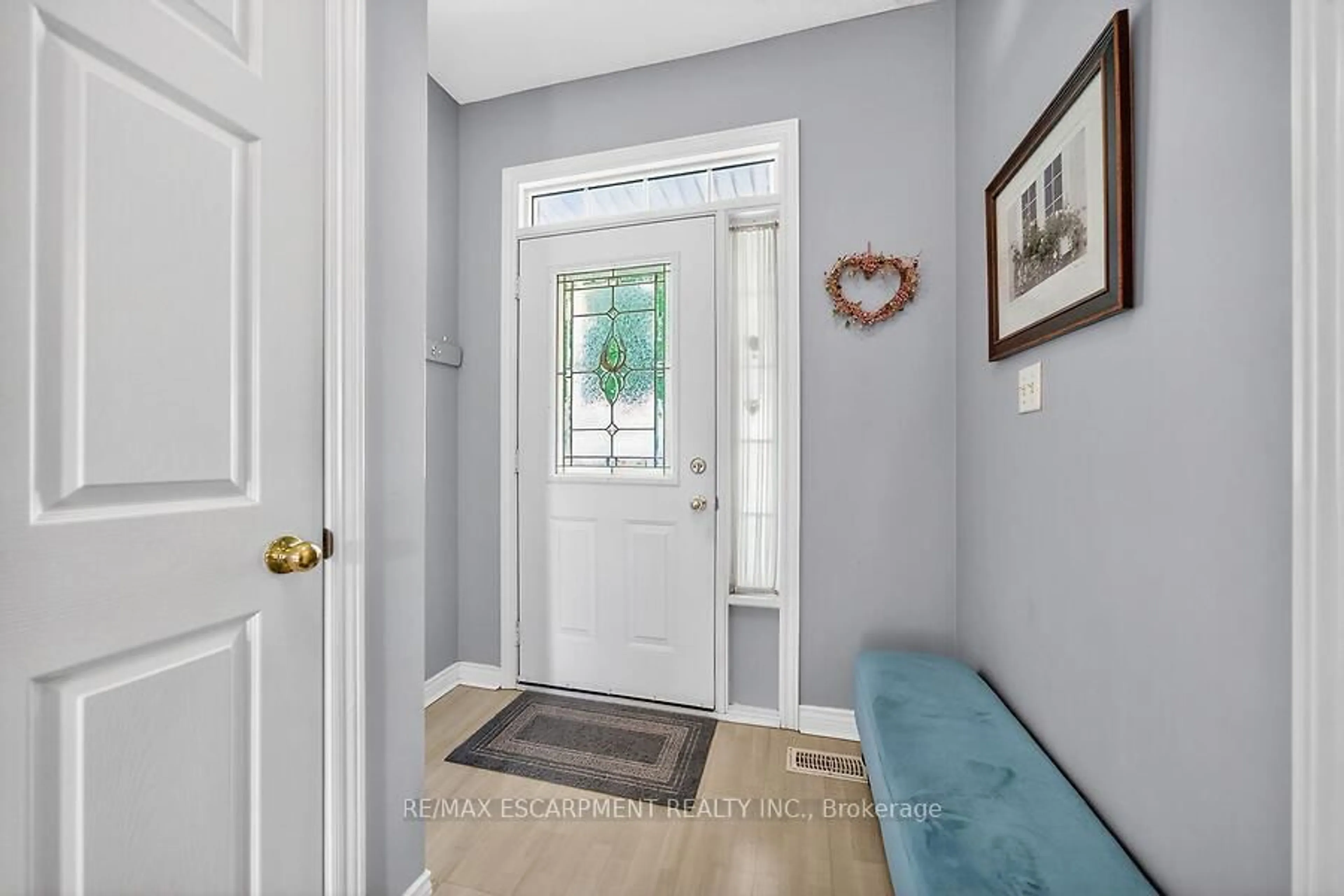 Indoor entryway for 50 Critzia Dr, Hamilton Ontario L0R 1W0