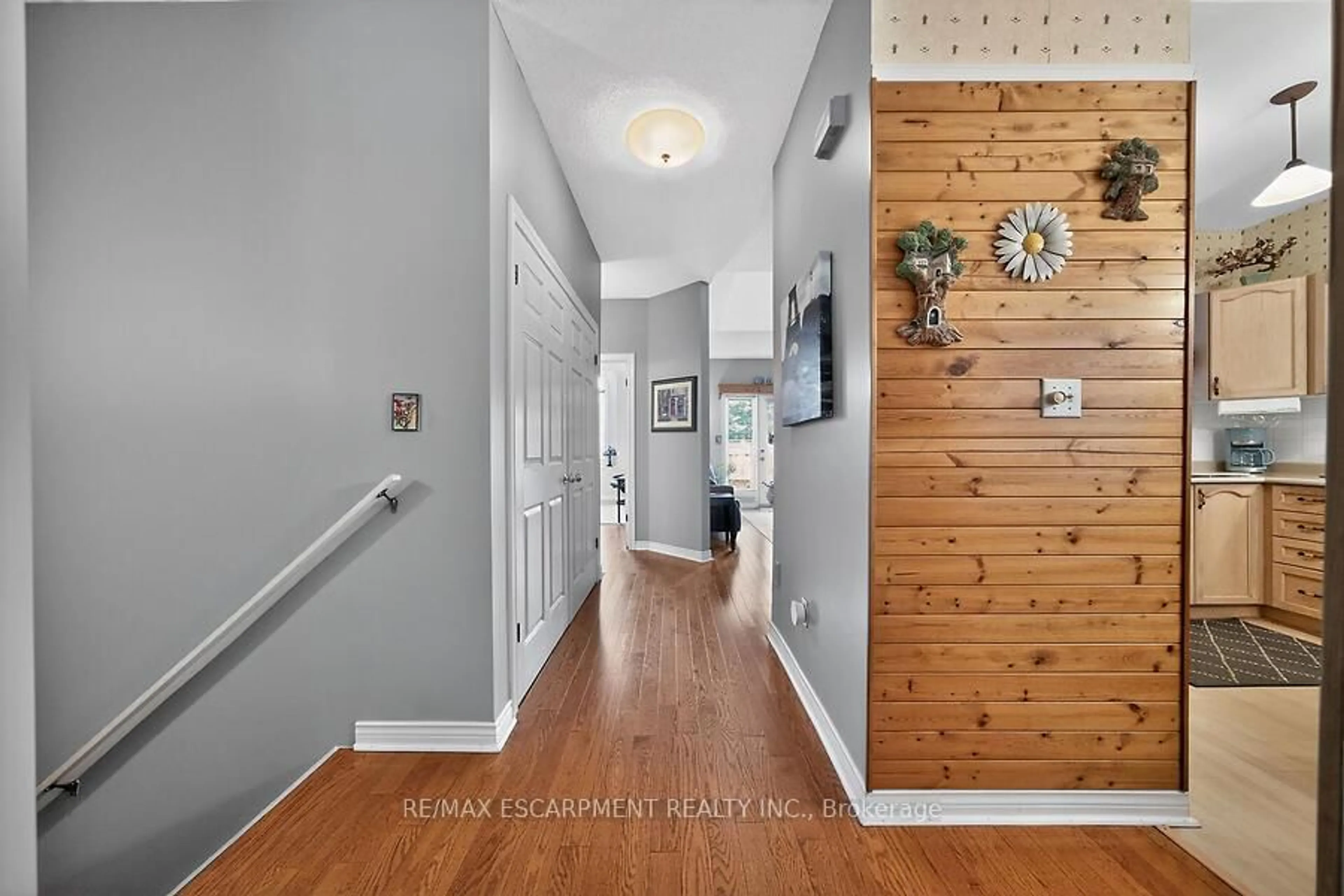 Indoor entryway for 50 Critzia Dr, Hamilton Ontario L0R 1W0