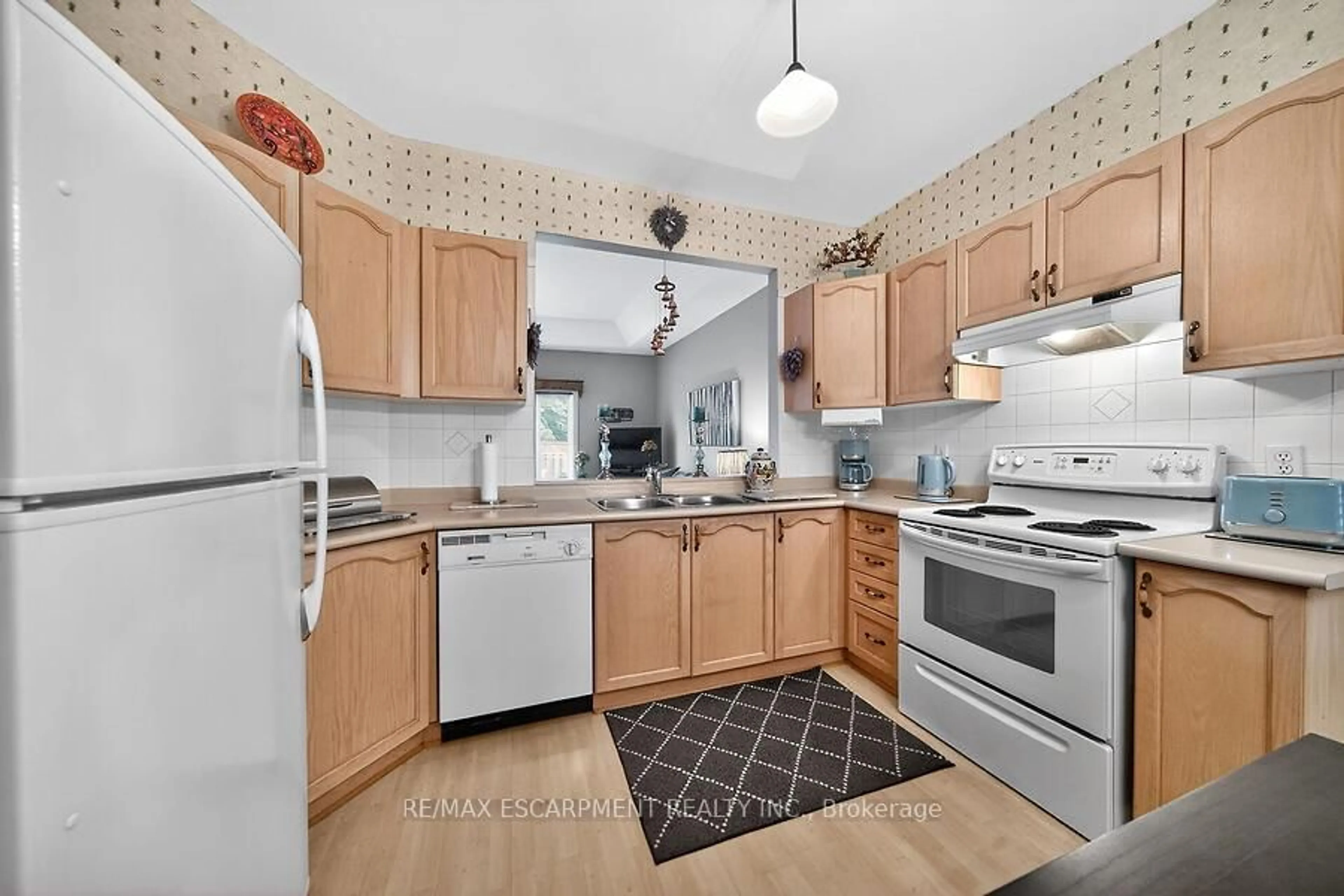 Standard kitchen, unknown for 50 Critzia Dr, Hamilton Ontario L0R 1W0