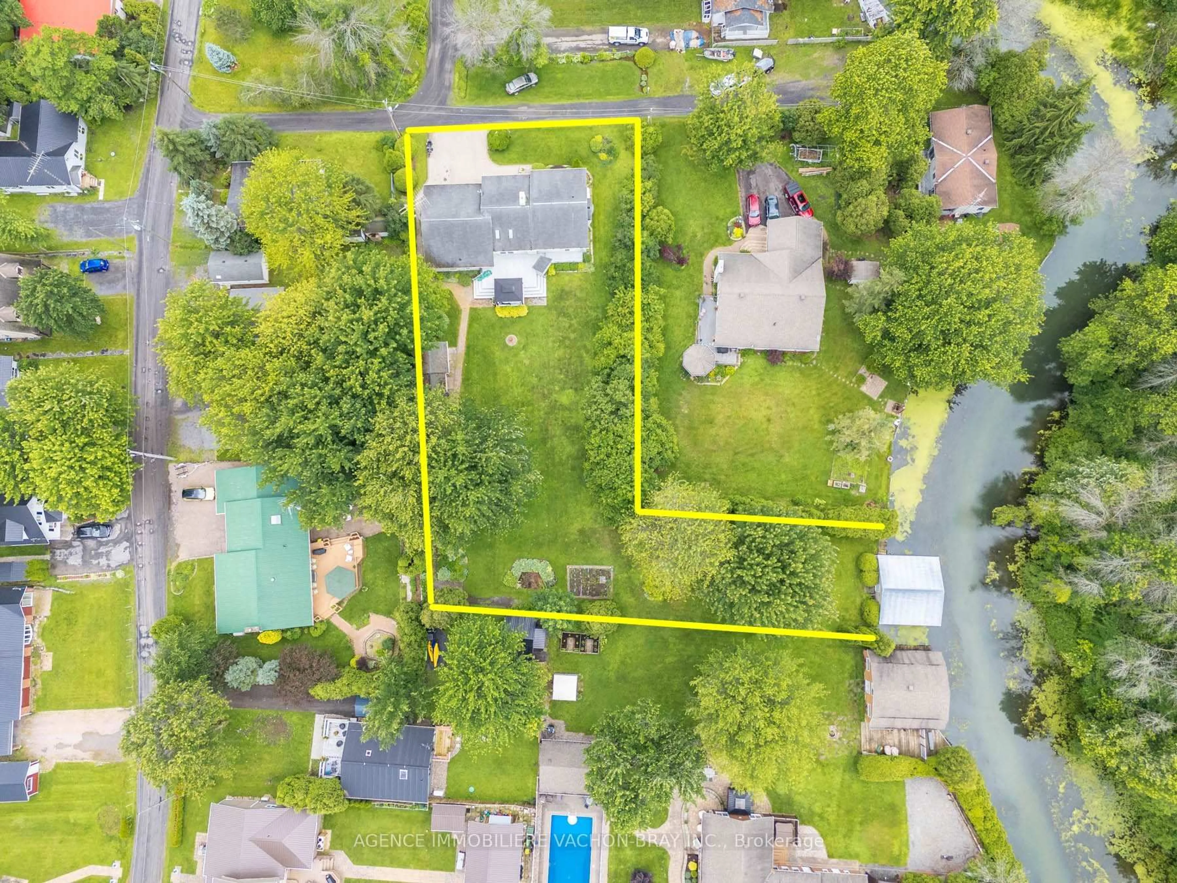 A pic from outside/outdoor area/front of a property/back of a property/a pic from drone, street for 21050 Juniper Ave, South Glengarry Ontario K0C 1E0