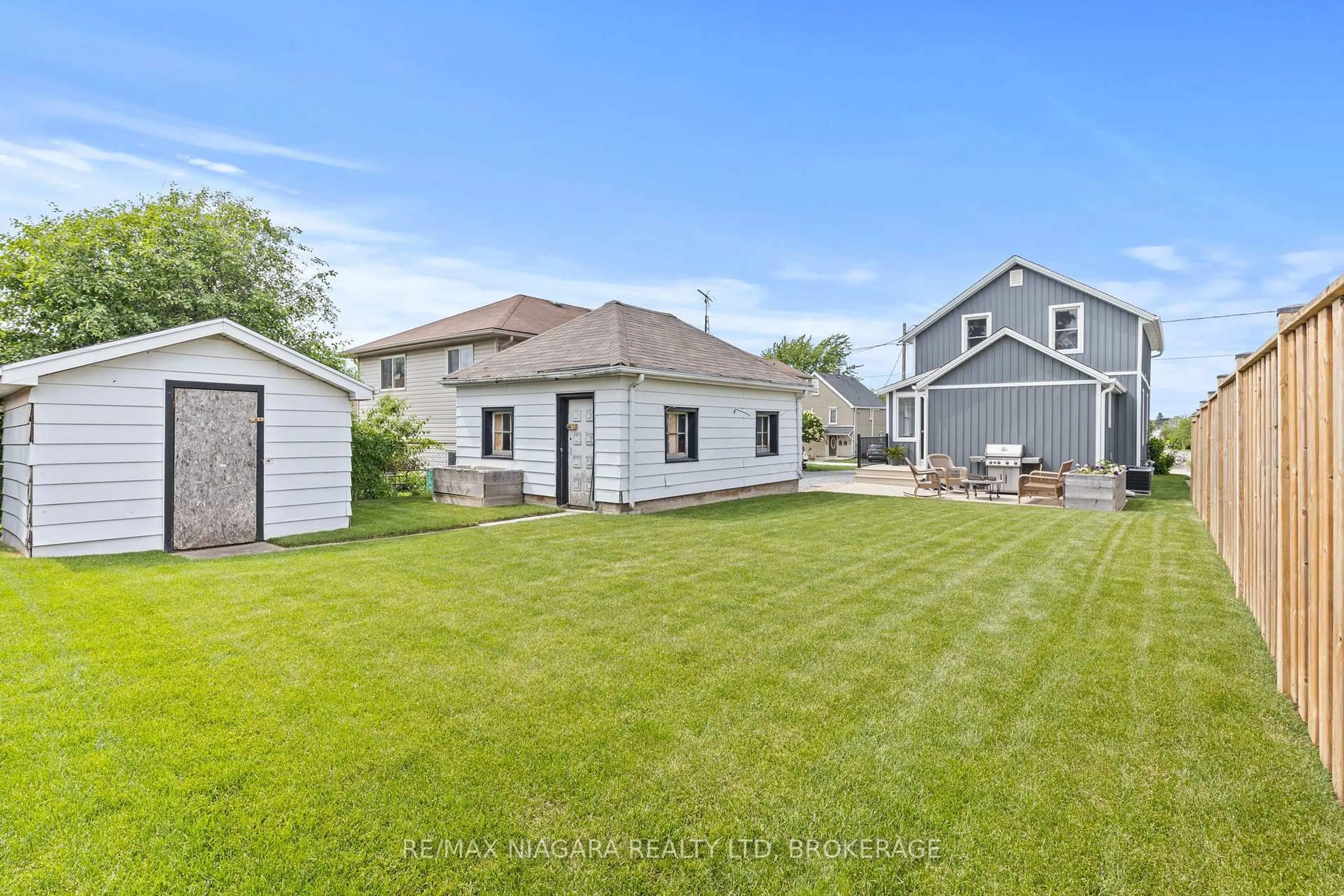 A pic from outside/outdoor area/front of a property/back of a property/a pic from drone, street for 47 SULLIVAN Ave, Thorold Ontario L2V 2Y7