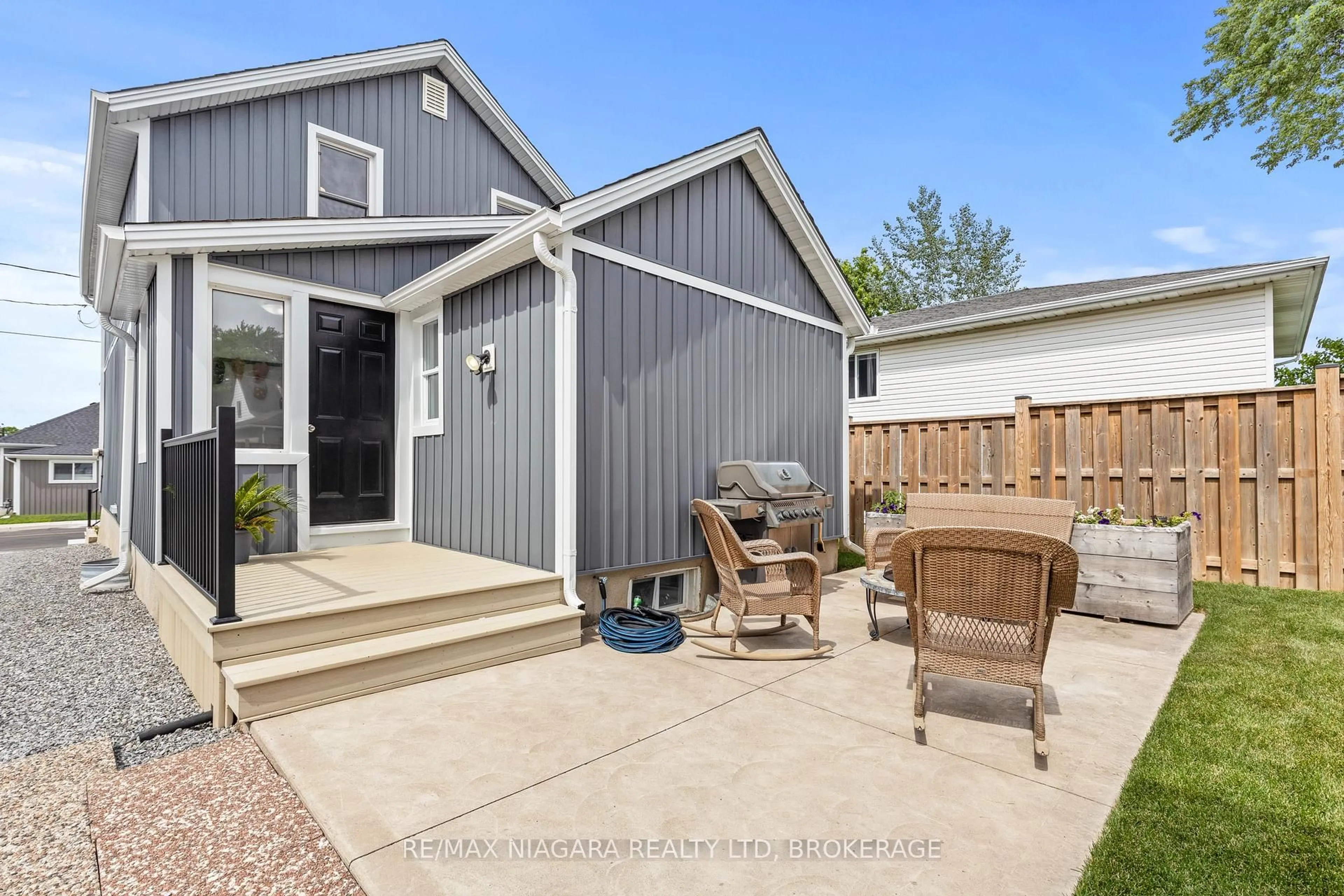 Home with vinyl exterior material, street for 47 SULLIVAN Ave, Thorold Ontario L2V 2Y7