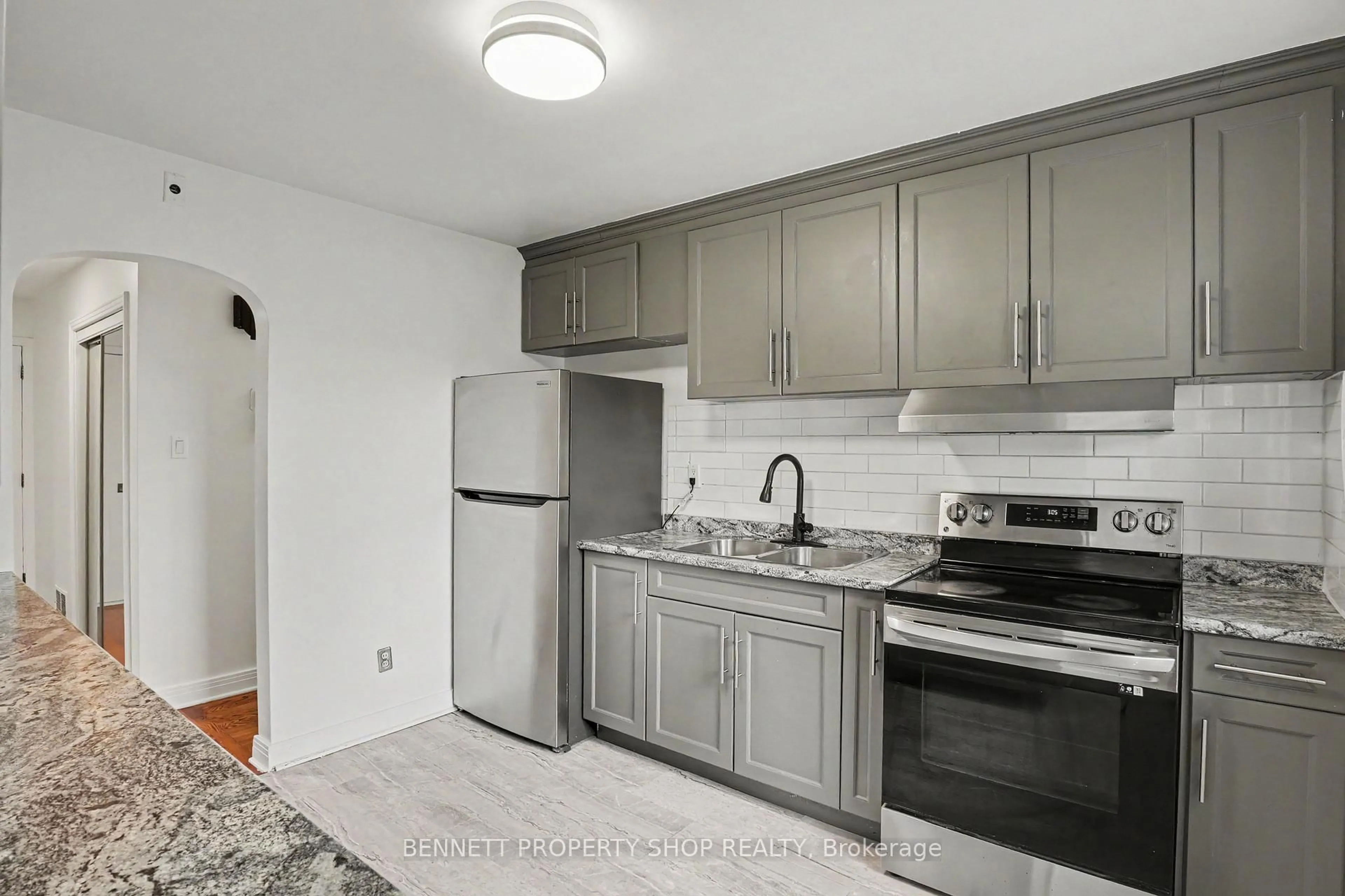 Standard kitchen, unknown for 1305 Avenue N Ave, Ottawa Ontario K1G 0A7
