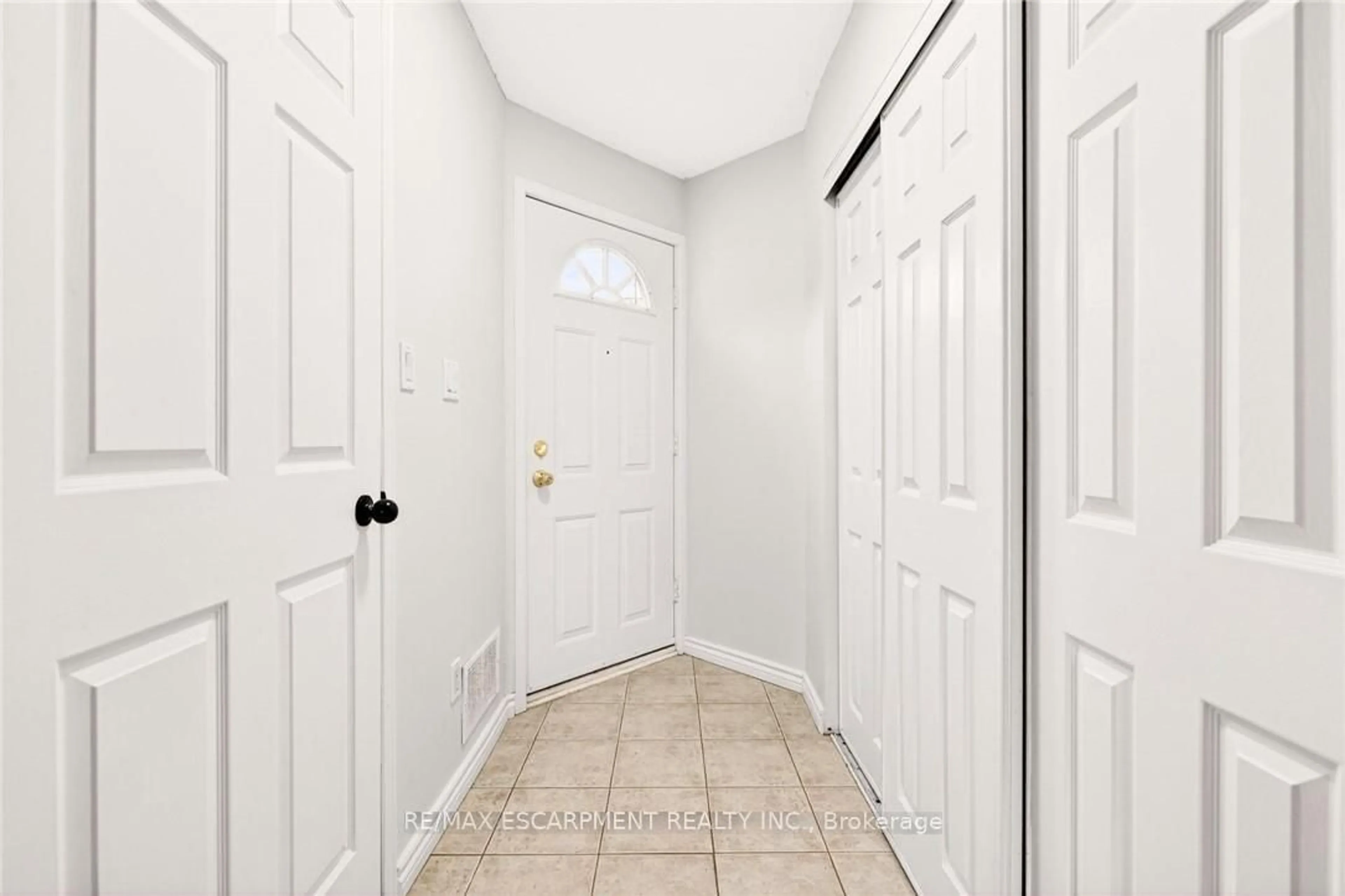 Indoor entryway for 201 DORCHESTER Blvd #101, St. Catharines Ontario L2M 7W1