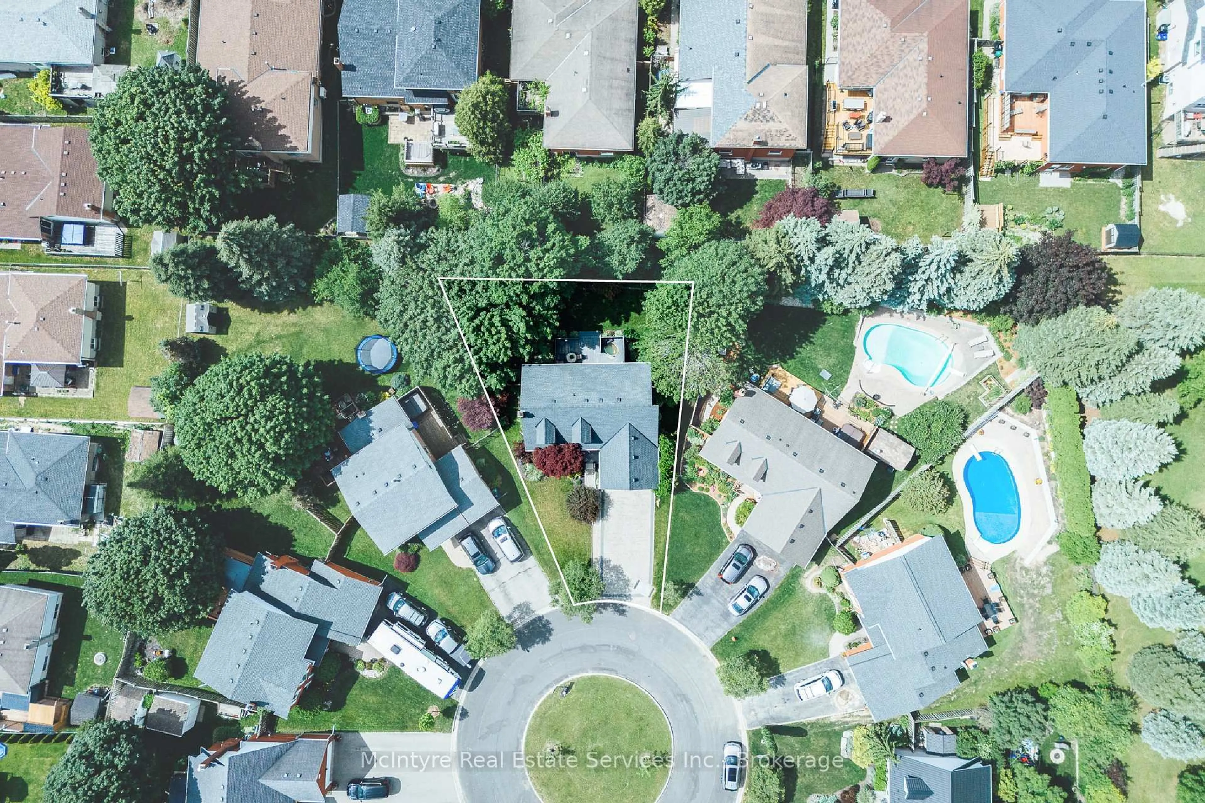 A pic from outside/outdoor area/front of a property/back of a property/a pic from drone, street for 28 McGibbon Crt, Kitchener Ontario N2A 3P2