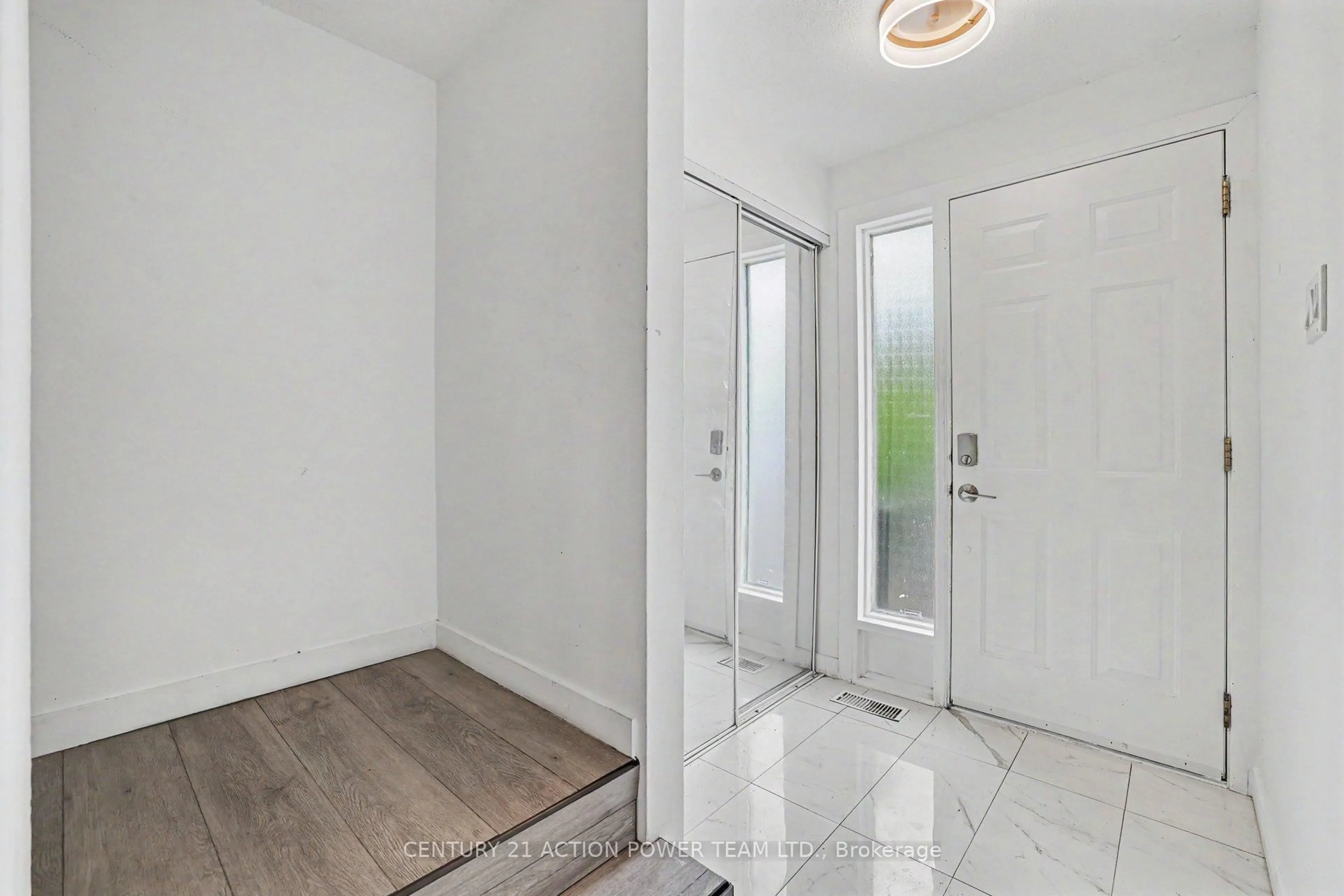 Indoor entryway for 48 Sumac St #76, Ottawa Ontario K1J 6P7