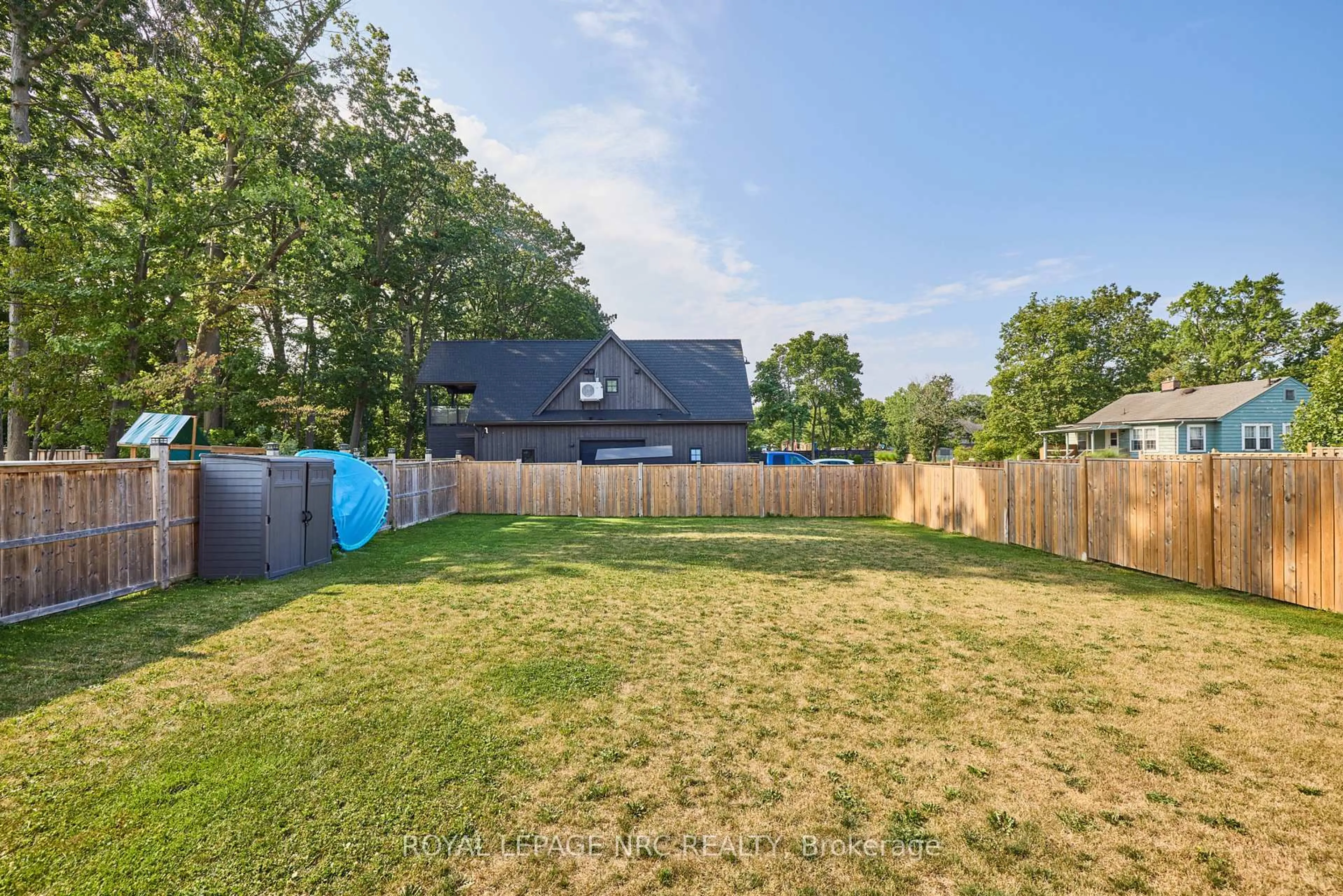 A pic from outside/outdoor area/front of a property/back of a property/a pic from drone, unknown for 8 Hilda St, Welland Ontario L3C 0H3