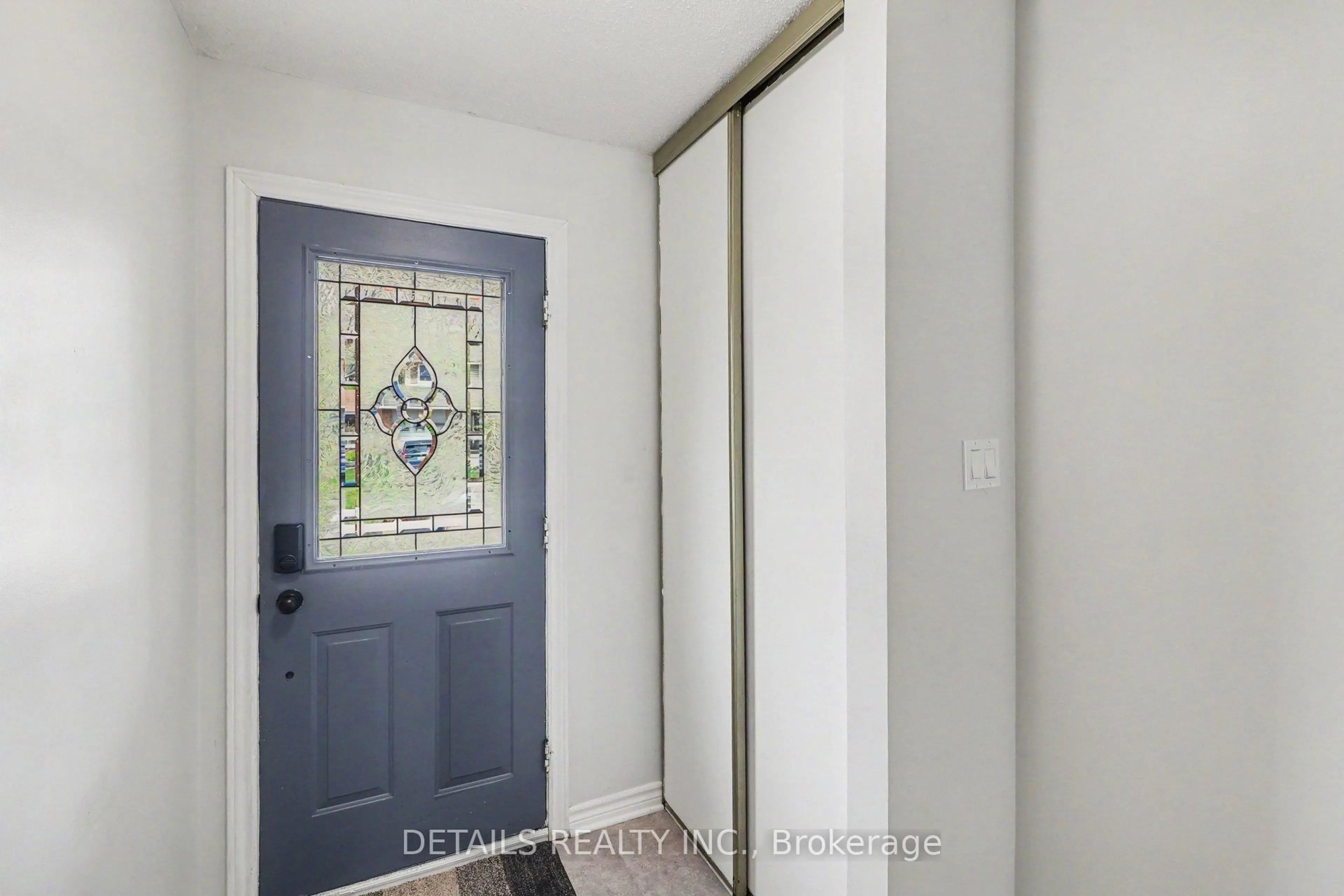 Indoor entryway for 1078 St Jovite Rdge, Ottawa Ontario K1C 1Y8