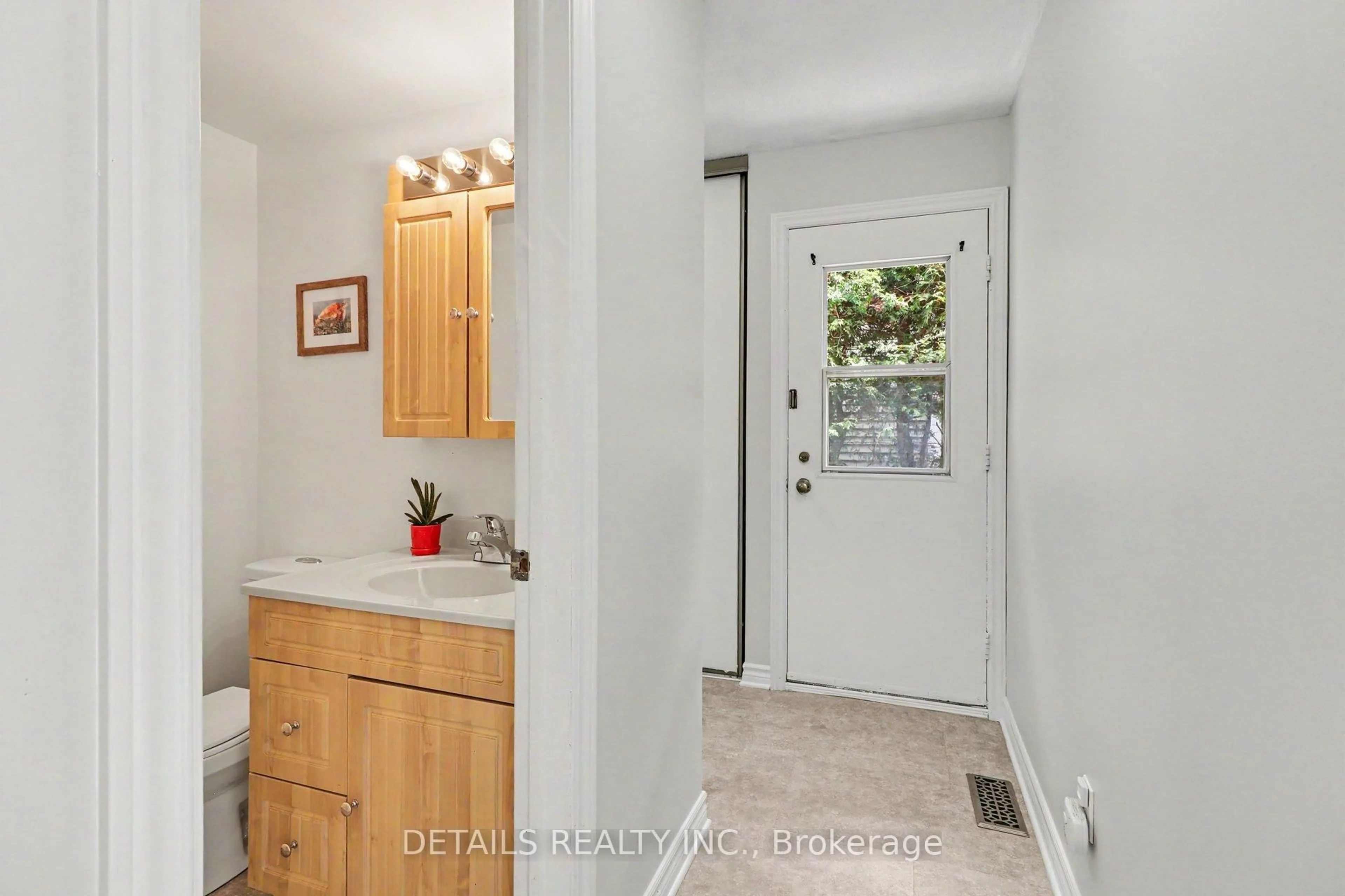 Indoor entryway for 1078 St Jovite Rdge, Ottawa Ontario K1C 1Y8