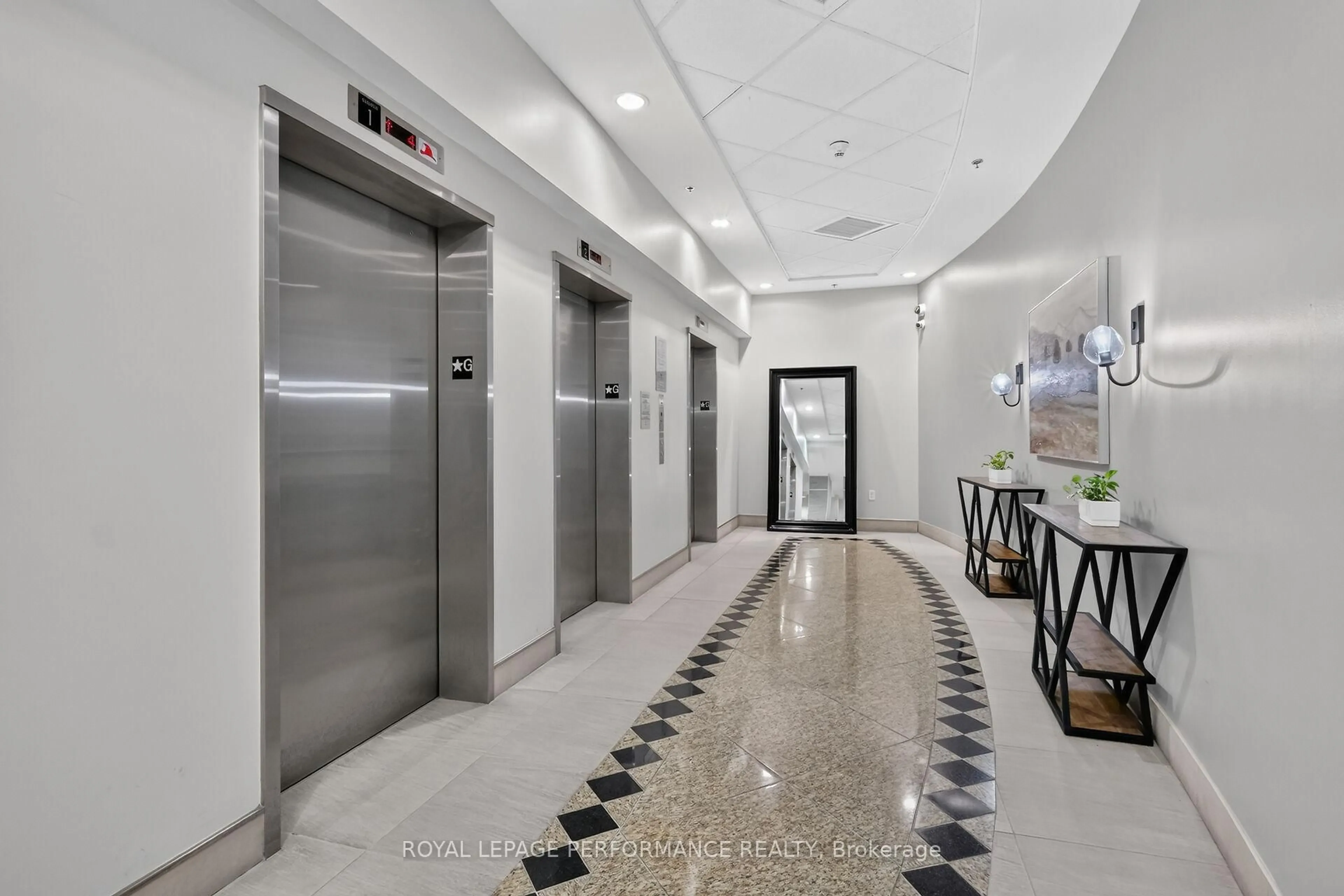 Indoor foyer for 90 Landry St #907, Ottawa Ontario K1L 0A9