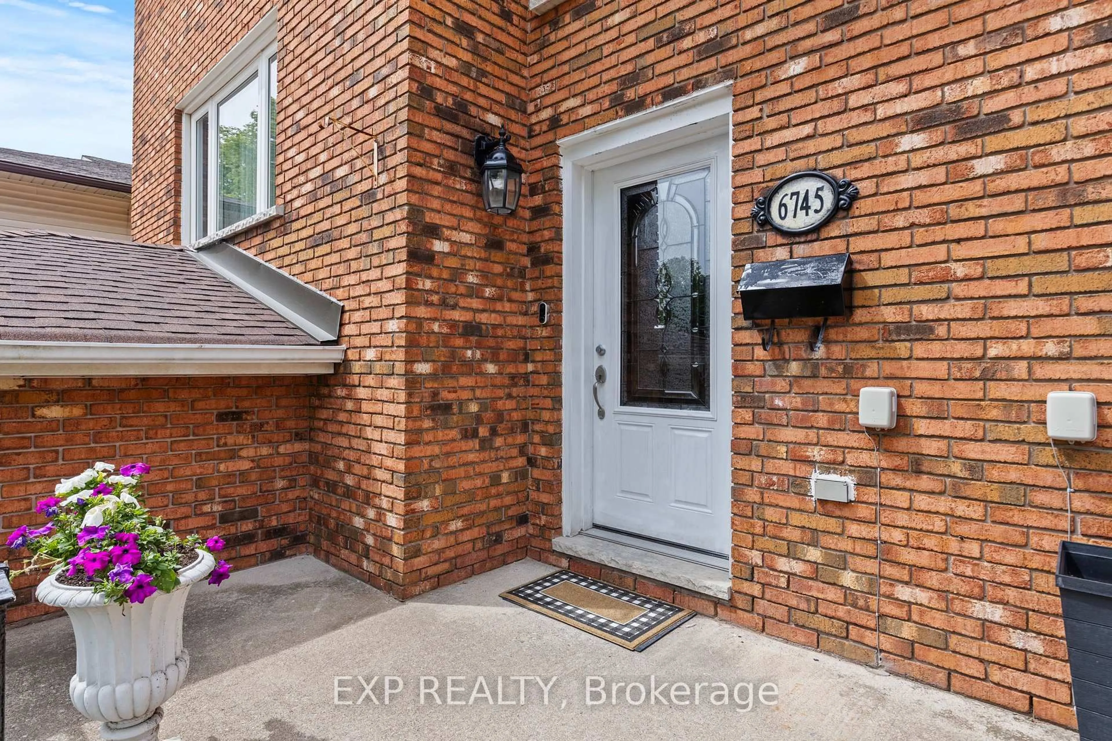 Indoor entryway for 6745 Dawson St, Niagara Falls Ontario L2E 7B6