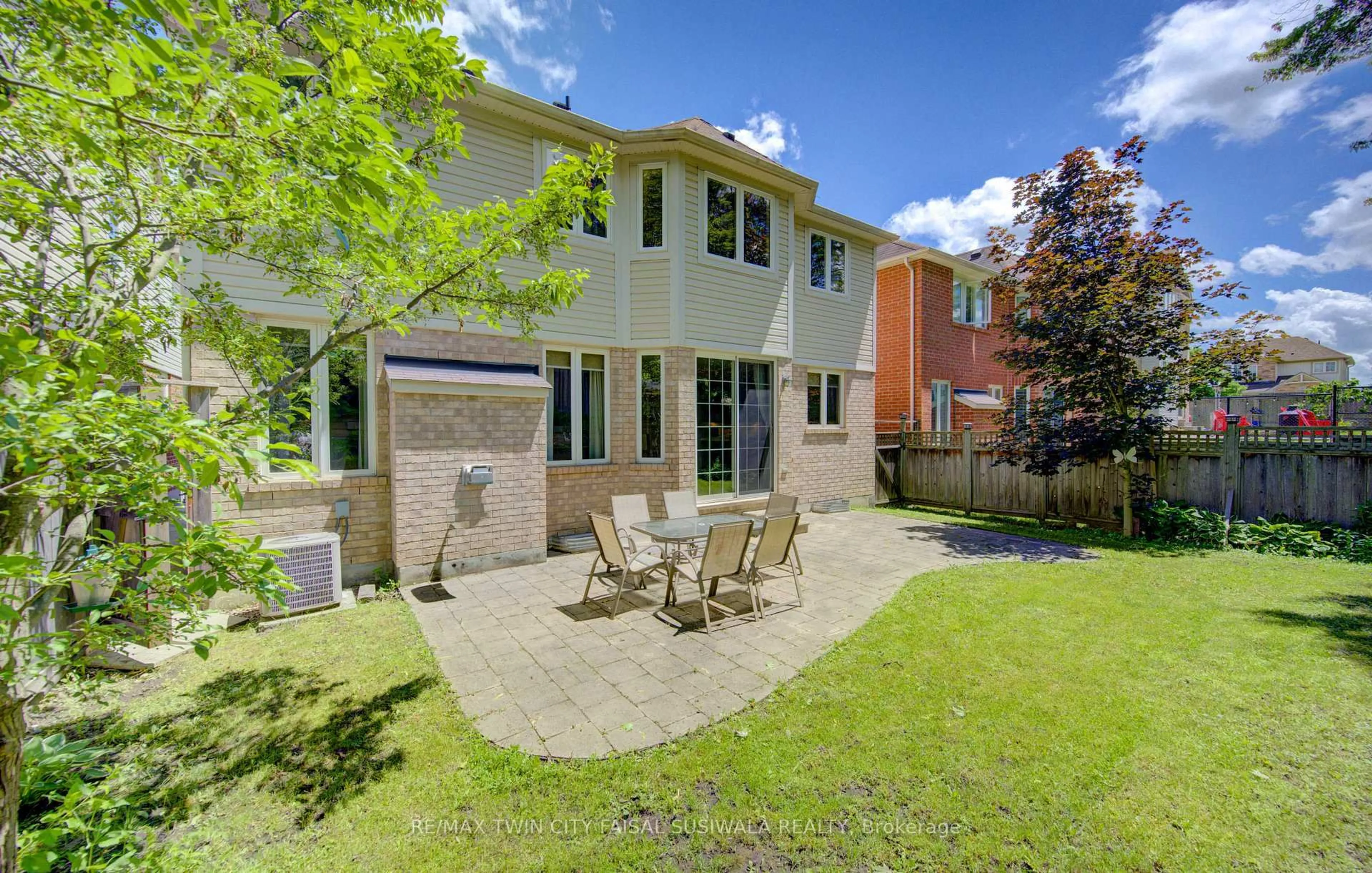 Patio, street for 184 Fletcher Circ, Cambridge Ontario N3C 0B5