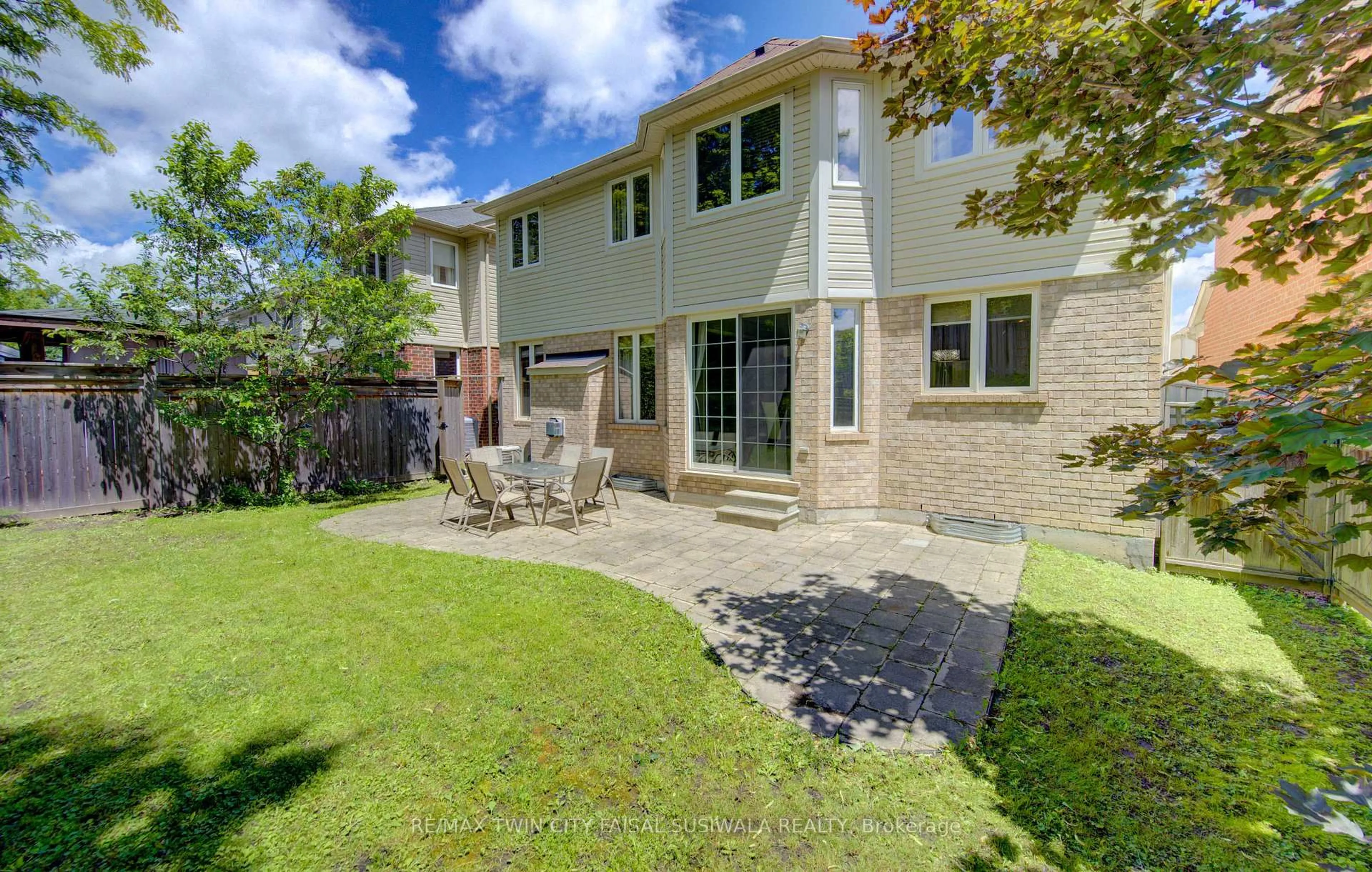 A pic from outside/outdoor area/front of a property/back of a property/a pic from drone, street for 184 Fletcher Circ, Cambridge Ontario N3C 0B5