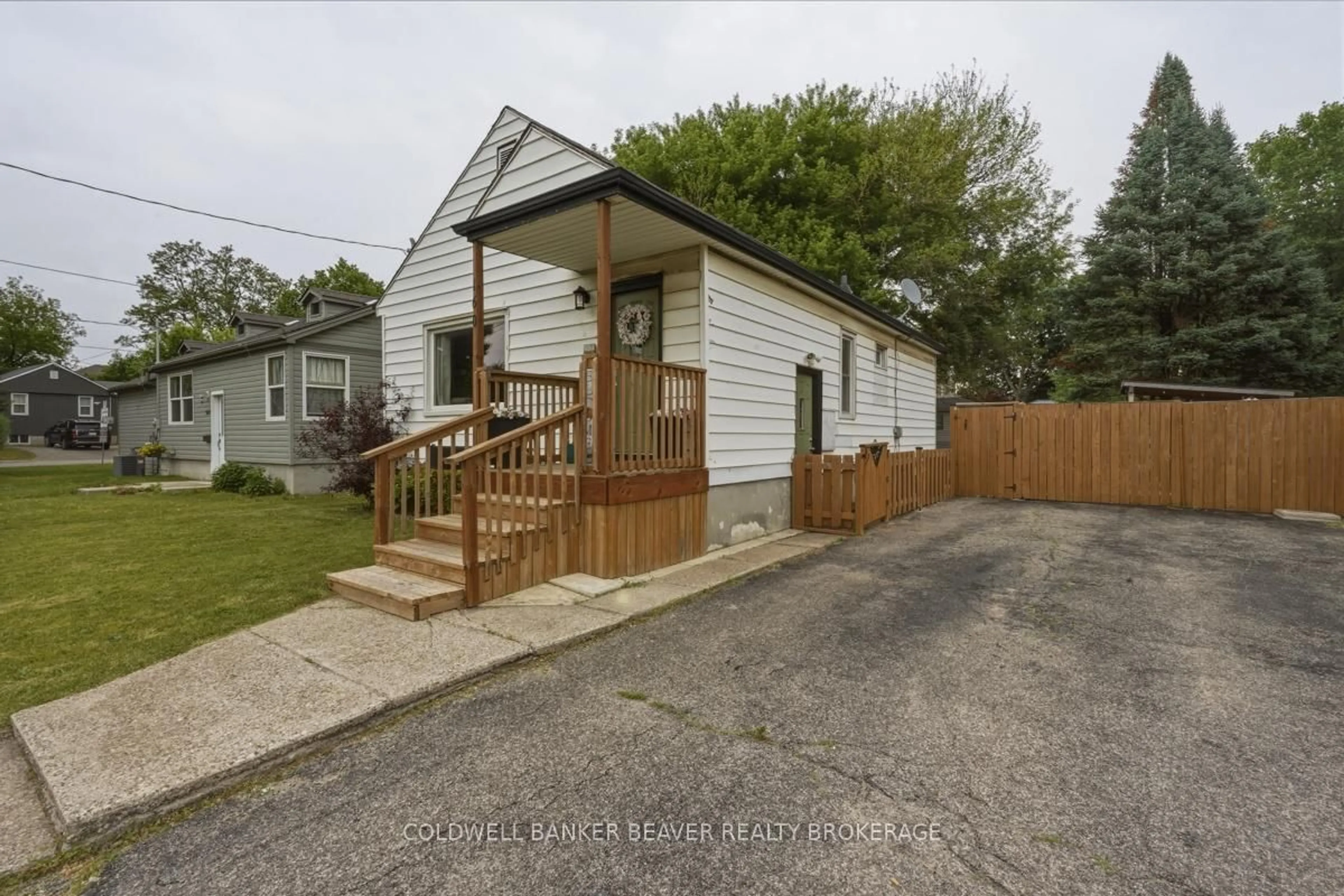 Unknown for 160 Highbury Ave, London East Ontario N5Z 2W4