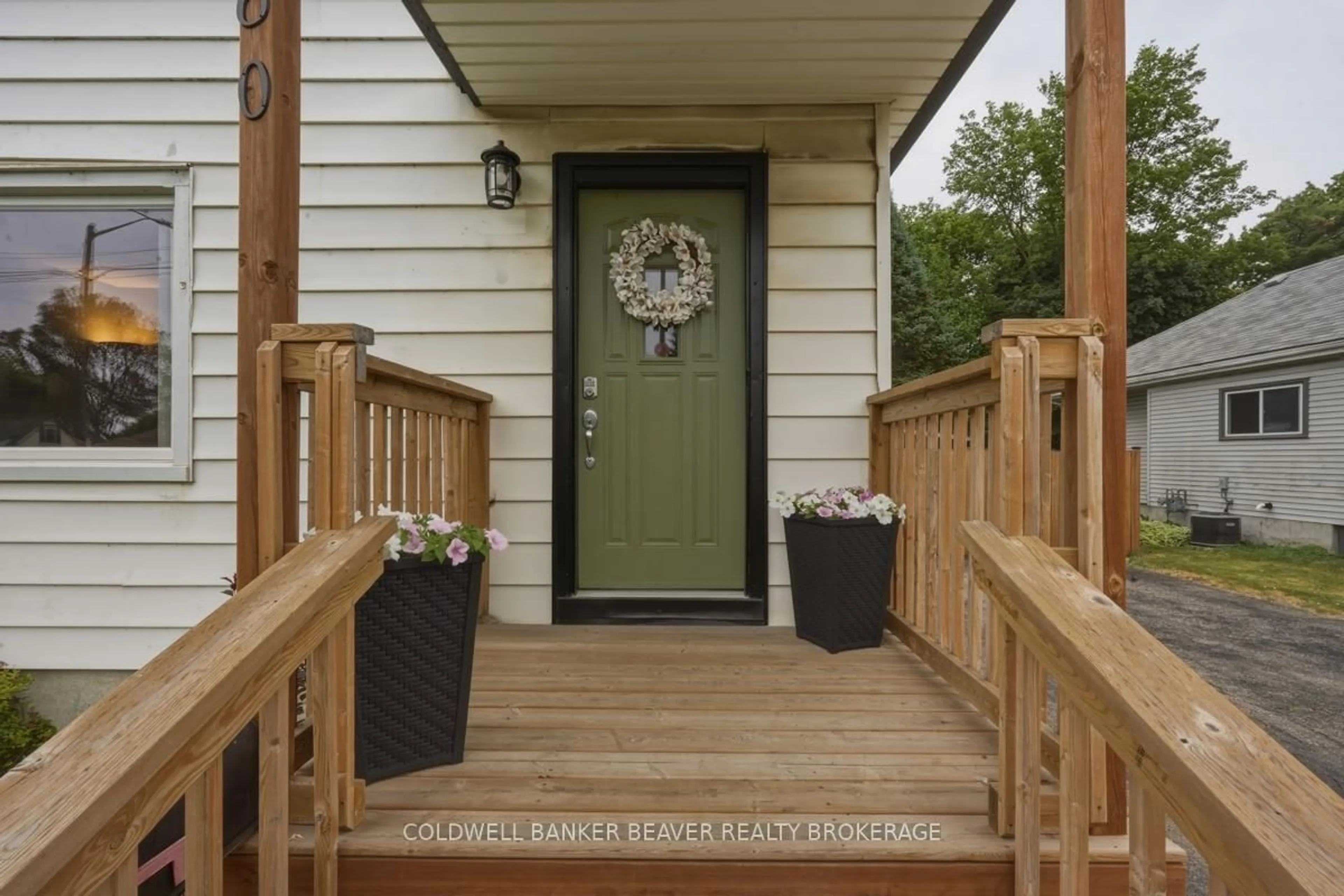 Indoor entryway for 160 Highbury Ave, London East Ontario N5Z 2W4