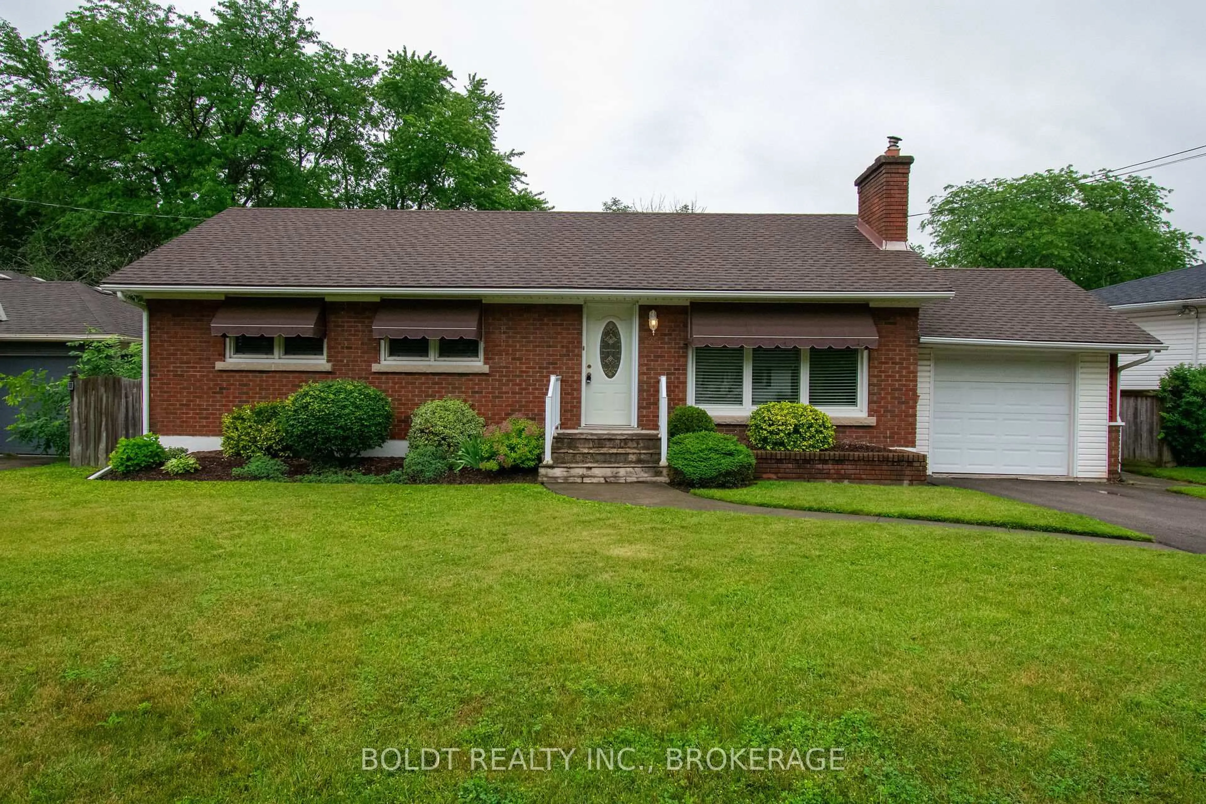 Home with brick exterior material, street for 25 Elm Ridge Dr, St. Catharines Ontario L2T 2A7