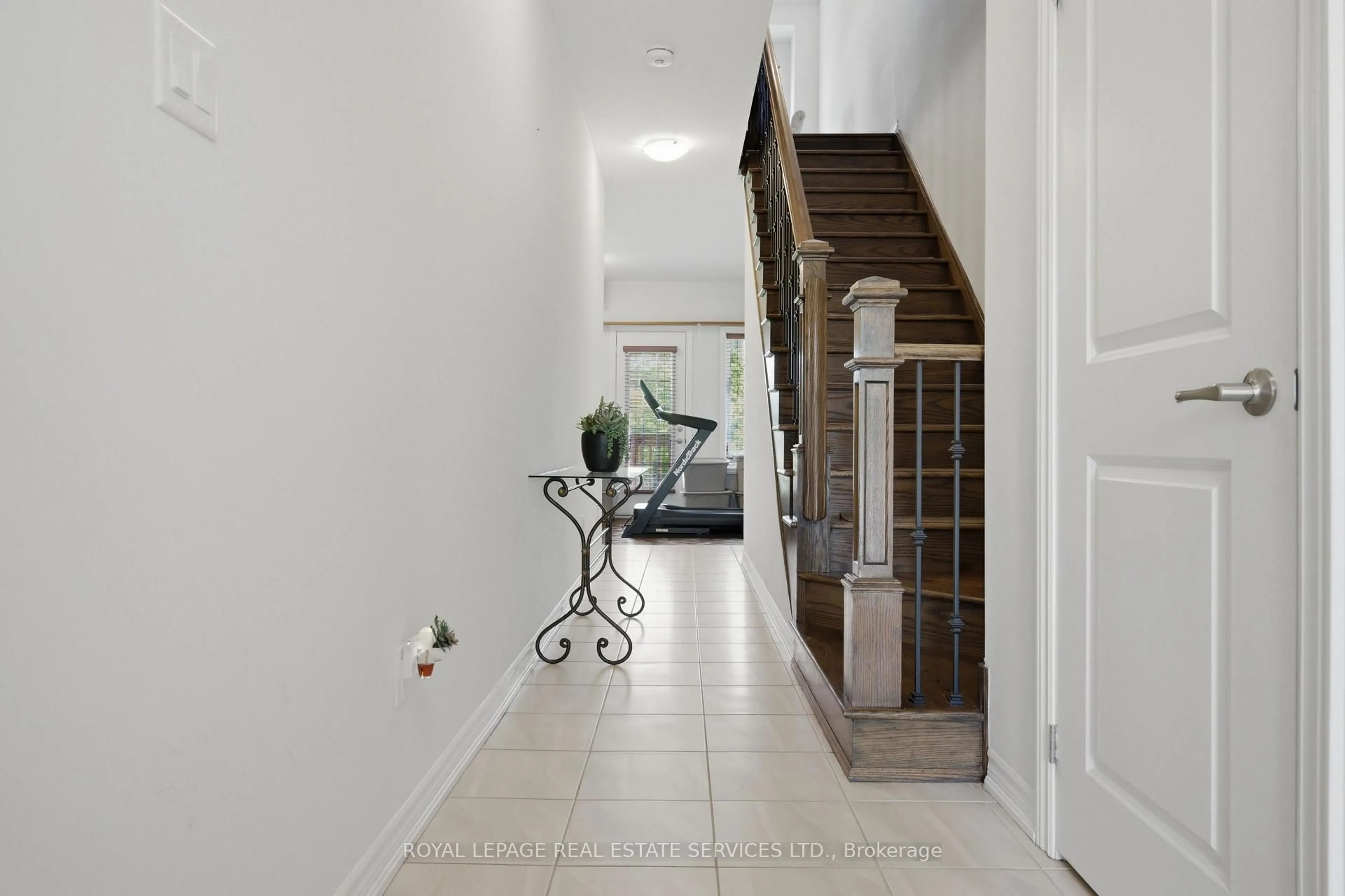 Indoor foyer for 58 Borers Creek Circ, Hamilton Ontario L8B 1W3