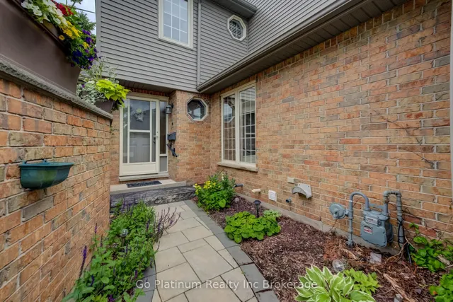 647 Lansdowne Ave #17, Woodstock 2