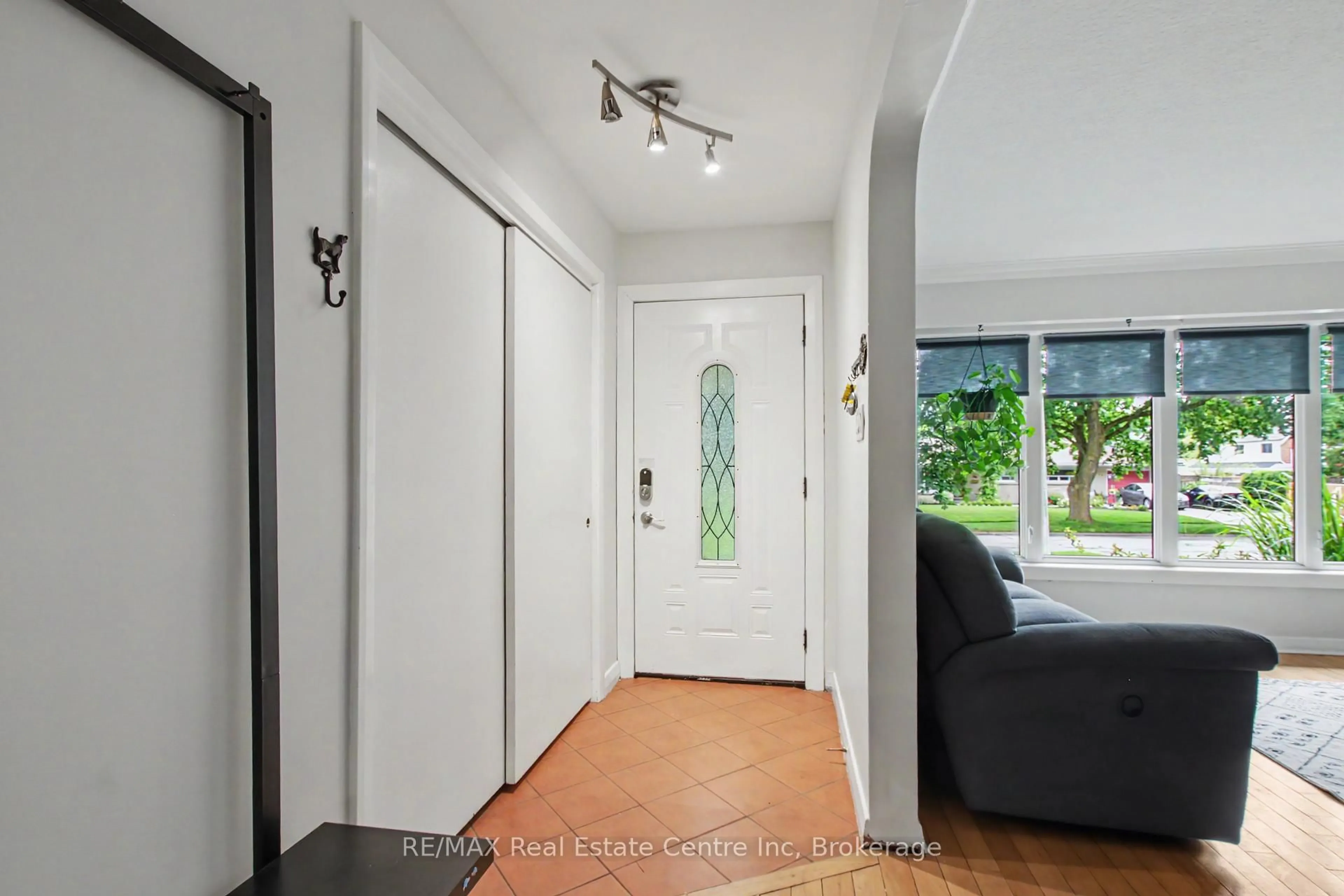 Indoor entryway for 23 Glenburnie Dr, Guelph Ontario N1E 4C4