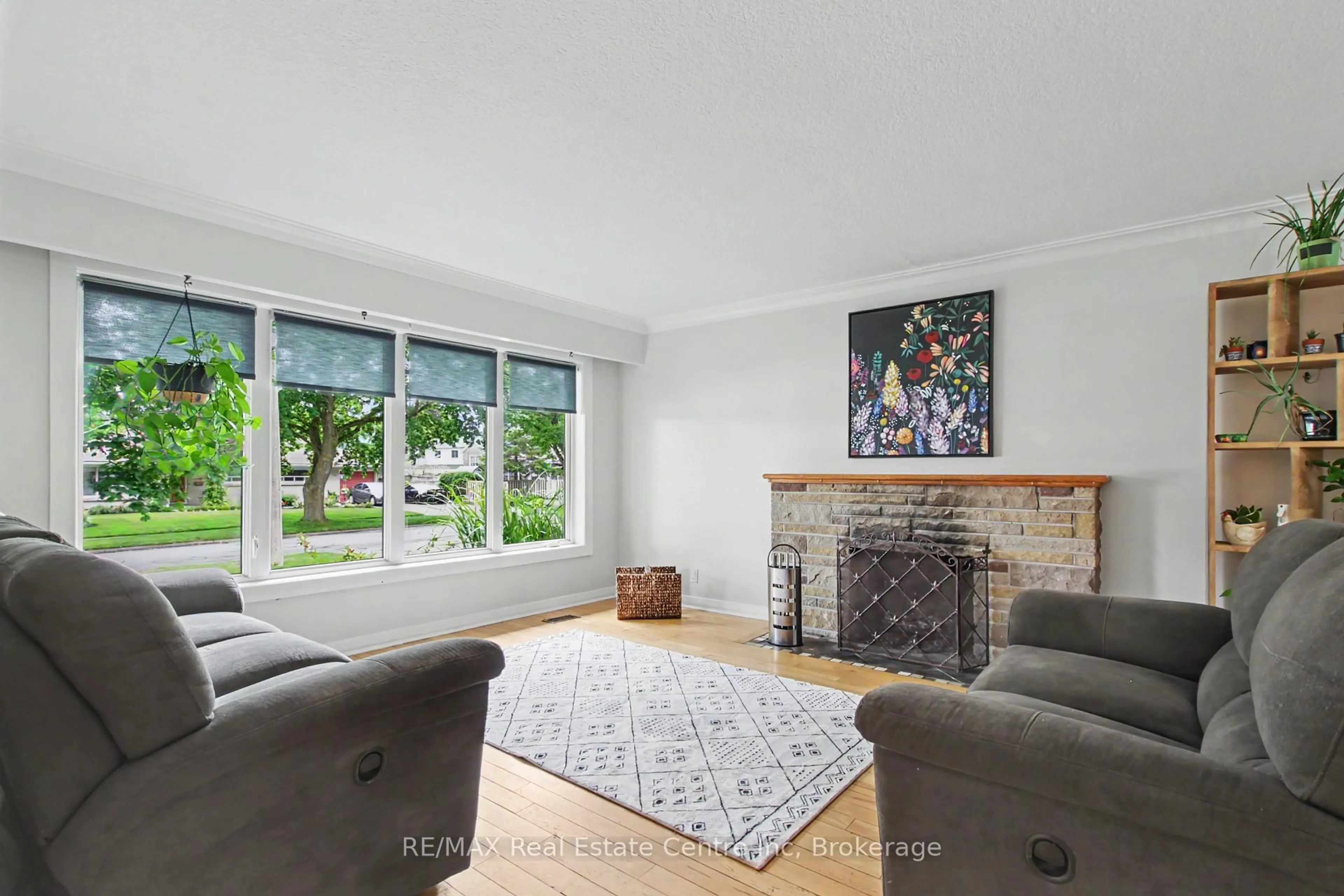 Living room with furniture, unknown for 23 Glenburnie Dr, Guelph Ontario N1E 4C4