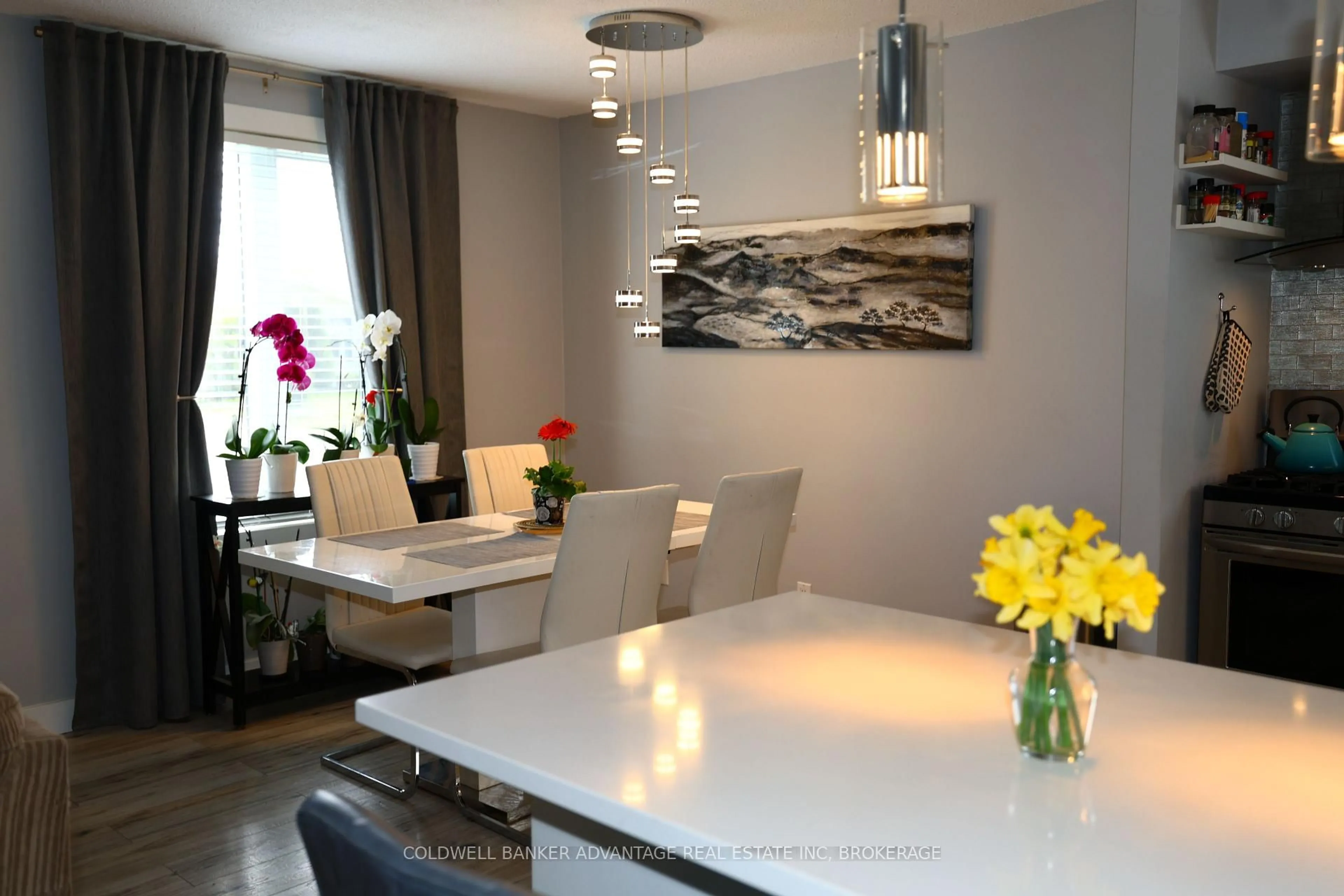 Dining room, wood/laminate floor for 29 Willcher Dr, St. Catharines Ontario L2M 6R2